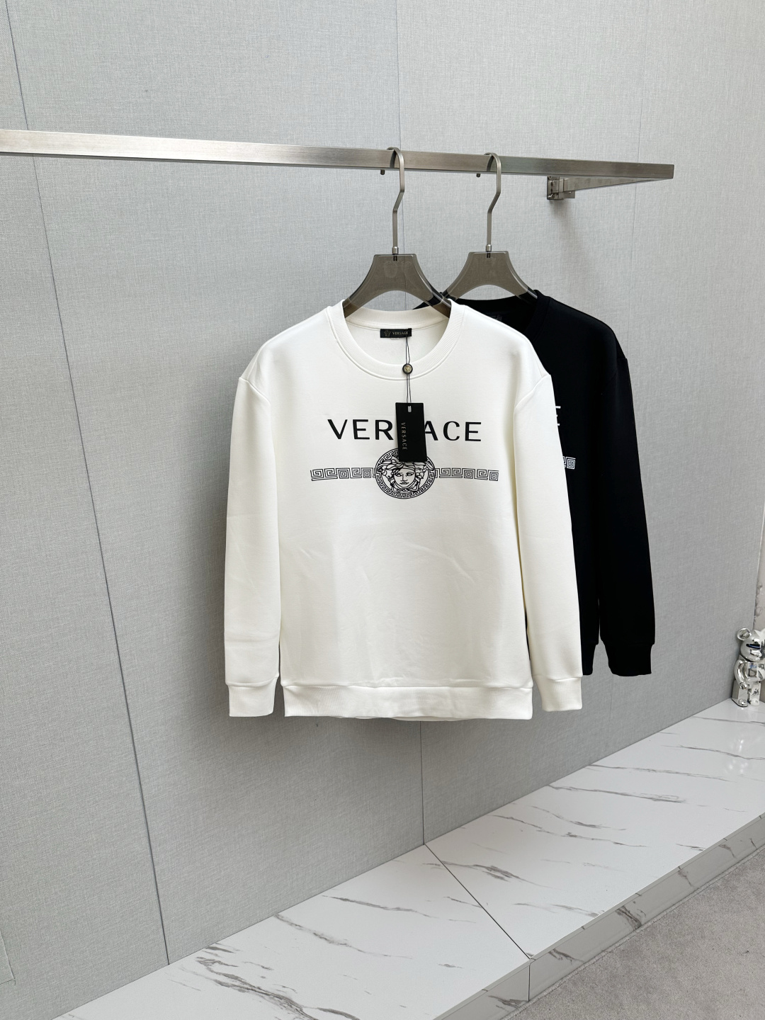 NO:507815,Versace 2025 autumn and winter new long-sleeved sweatshirt, classic logo design, versatile style. It is released simultaneously on the official website. It is soft, delicate and warm, and has a very high skin-friendly feeling, perfectly interpreting the brand's fashion trend!  Men’s wardrobe are indispensable, and they are low-key designs and must-haves. Dears, please buy them quickly!  Code number M-3XL, versace, hoodie, sweatshirts, alexander wang19860909范思哲 2025秋冬新品长袖卫衣,经典Logo设计,百搭款 官网同步发售 柔软细腻保暖 亲肤感极高,完美诠释出品牌的时尚潮流！男人的衣柜都少不了基础 是低调的设计 必备款,亲们赶紧入手！码数M-3XL,,versace,hoodie,sweatshirts,alexander wang,Men's clothing