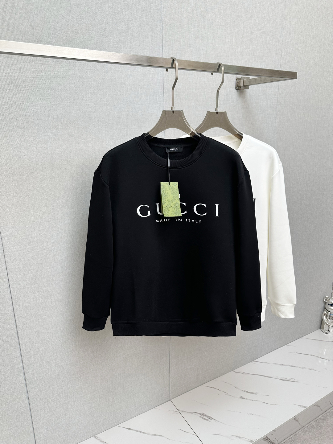 NO:507819,PRADA's new long-sleeved sweatshirt with classic logo design and versatile models are released simultaneously on the official website. It is soft, delicate and warm, and has a very high skin-friendly feeling, perfectly interpreting the brand's fashion trend!  Men’s wardrobe are indispensable, and they are low-key designs and must-haves. Dears, please buy them quickly!  Code number M-3XL, prada, hoodie, sweatshirts, alexander wang19860909PRADA 2025秋冬新品长袖卫衣,经典Logo设计,百搭款 官网同步发售 柔软细腻保暖 亲肤感极高,完美诠释出品牌的时尚潮流！男人的衣柜都少不了基础 是低调的设计 必备款,亲们赶紧入手！码数M-3XL,,prada,hoodie,sweatshirts,alexander wang,Men's clothing