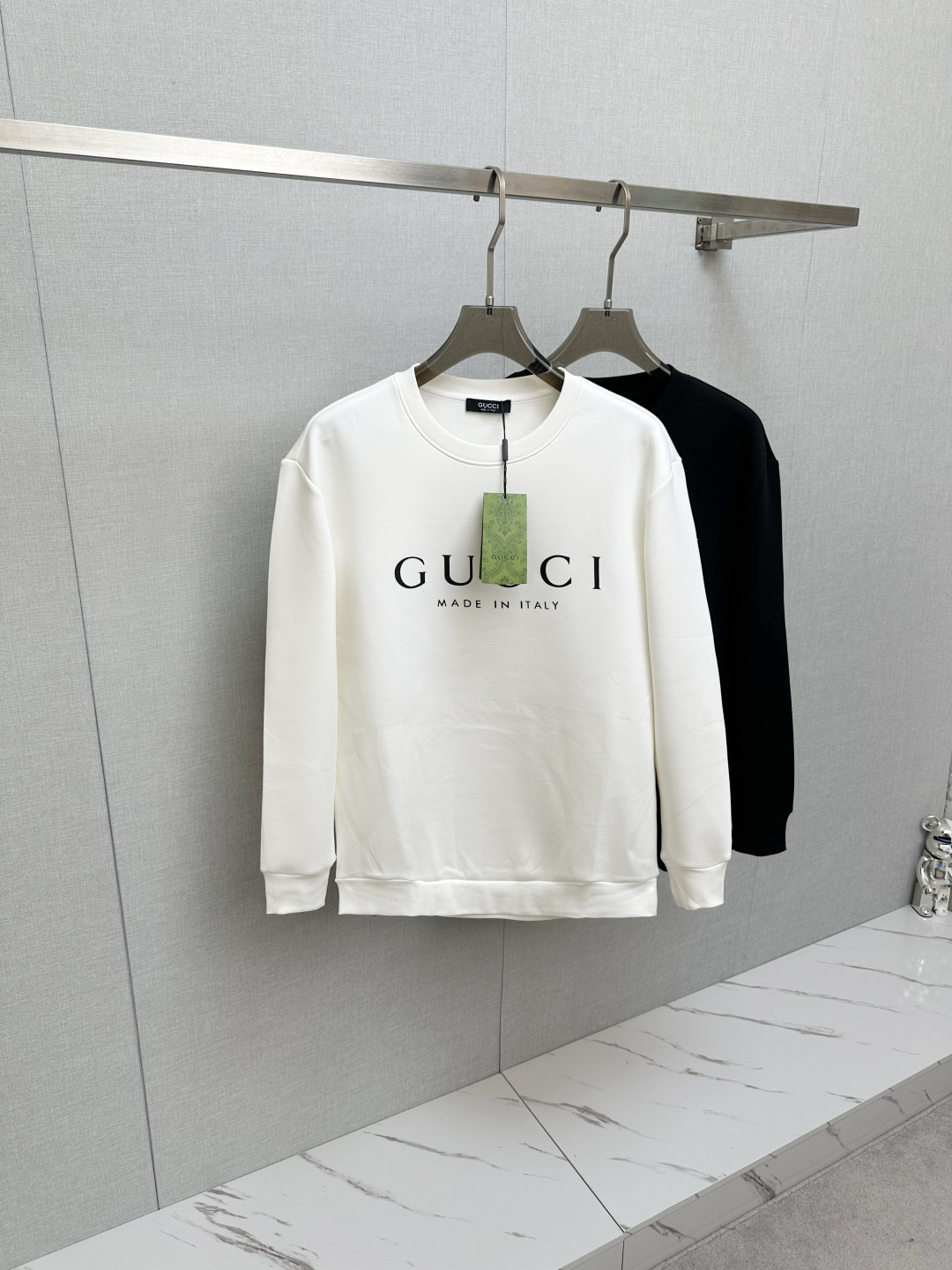 NO:507822,GUCCI 2025 autumn and winter new long-sleeved sweatshirt, classic logo design, versatile style. It is released simultaneously on the official website. It is soft, delicate and warm, and has a very high skin-friendly feeling, perfectly interpreting the brand's fashion trend!  Men’s wardrobe are indispensable, and they are low-key designs and must-haves. Dears, please buy them quickly!  Code number M-3XL, gucci, hoodie, sweatshirts, alexander wang19860909GUCCI 2025秋冬新品长袖卫衣,经典Logo设计,百搭款 官网同步发售 柔软细腻保暖 亲肤感极高,完美诠释出品牌的时尚潮流！男人的衣柜都少不了基础 是低调的设计 必备款,亲们赶紧入手！码数M-3XL,,gucci,hoodie,sweatshirts,alexander wang,Men's clothing