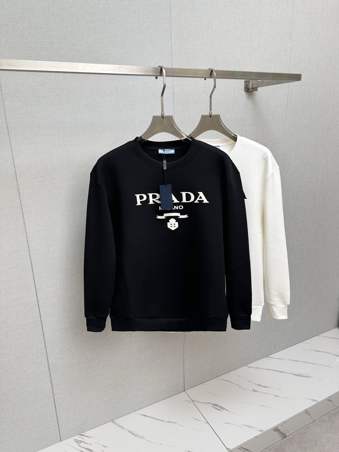 NO:571036,PRADA 2025 autumn and winter new long-sleeved sweatshirt, classic logo design, versatile style, available simultaneously on the official website. Soft, delicate and warm, highly skin-friendly, perfectly interpreting the brand's fashion trends!  A man's wardrobe is indispensable for the basics. It is a low-key design and a must-have item. Dear friends, hurry up and get it!  Size M-3XL,,prada,hoodie,sweatshirts,alexander wang19860909PRADA 2025秋冬新品长袖卫衣,经典Logo设计,百搭款 官网同步发售 柔软细腻保暖 亲肤感极高,完美诠释出品牌的时尚潮流！男人的衣柜都少不了基础 是低调的设计 必备款,亲们赶紧入手！码数M-3XL,,prada,hoodie,sweatshirts,alexander wang,Men's clothing