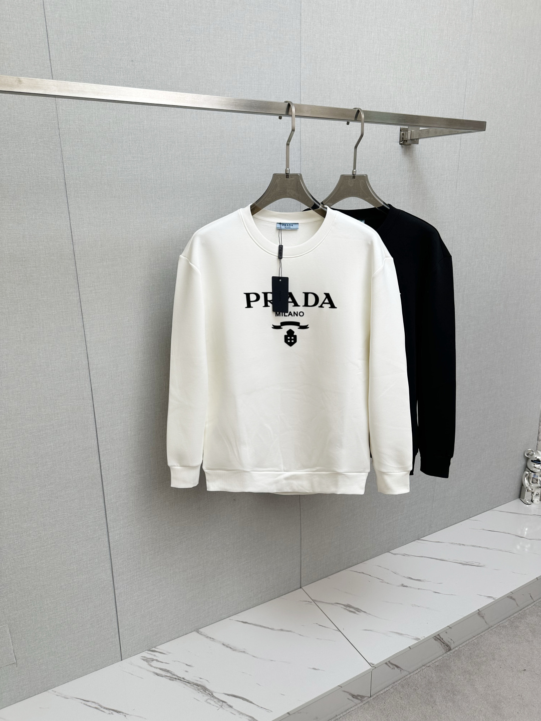 NO:507825,PRADA's new long-sleeved sweatshirt with classic logo design and versatile models are released simultaneously on the official website. It is soft, delicate and warm, and has a very high skin-friendly feeling, perfectly interpreting the brand's fashion trend!  Men’s wardrobe are indispensable, and they are low-key designs and must-haves. Dears, please buy them quickly!  Code number M-3XL, prada, hoodie, sweatshirts, alexander wang19860909PRADA 2025秋冬新品长袖卫衣,经典Logo设计,百搭款 官网同步发售 柔软细腻保暖 亲肤感极高,完美诠释出品牌的时尚潮流！男人的衣柜都少不了基础 是低调的设计 必备款,亲们赶紧入手！码数M-3XL,,prada,hoodie,sweatshirts,alexander wang,Men's clothing