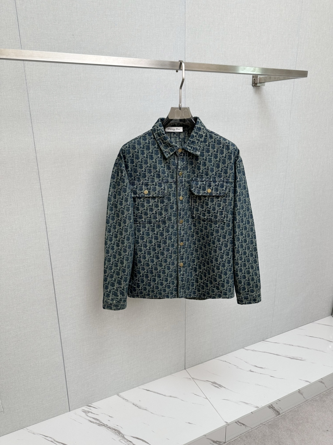 NO:513539,DIOR is a very popular young jeans and a hot-selling item in European and American counters!  Selected imported custom tannin fabric from Turkey with a stylish slim design. Every detail makes this denim look more fashionable. The upper body effect is excellent. Size M- 3XL, dior, alexander wang19860909DIOR 非常受欢迎的一款年轻牛仔衣、欧美专柜热销单品！精选土耳其进口定制单宁面料搭配时尚修身的设计,每一个细节都让这款牛仔衣更显时尚 上身效果超赞.尺码M- 3XL,,dior,alexander wang,Men's clothing