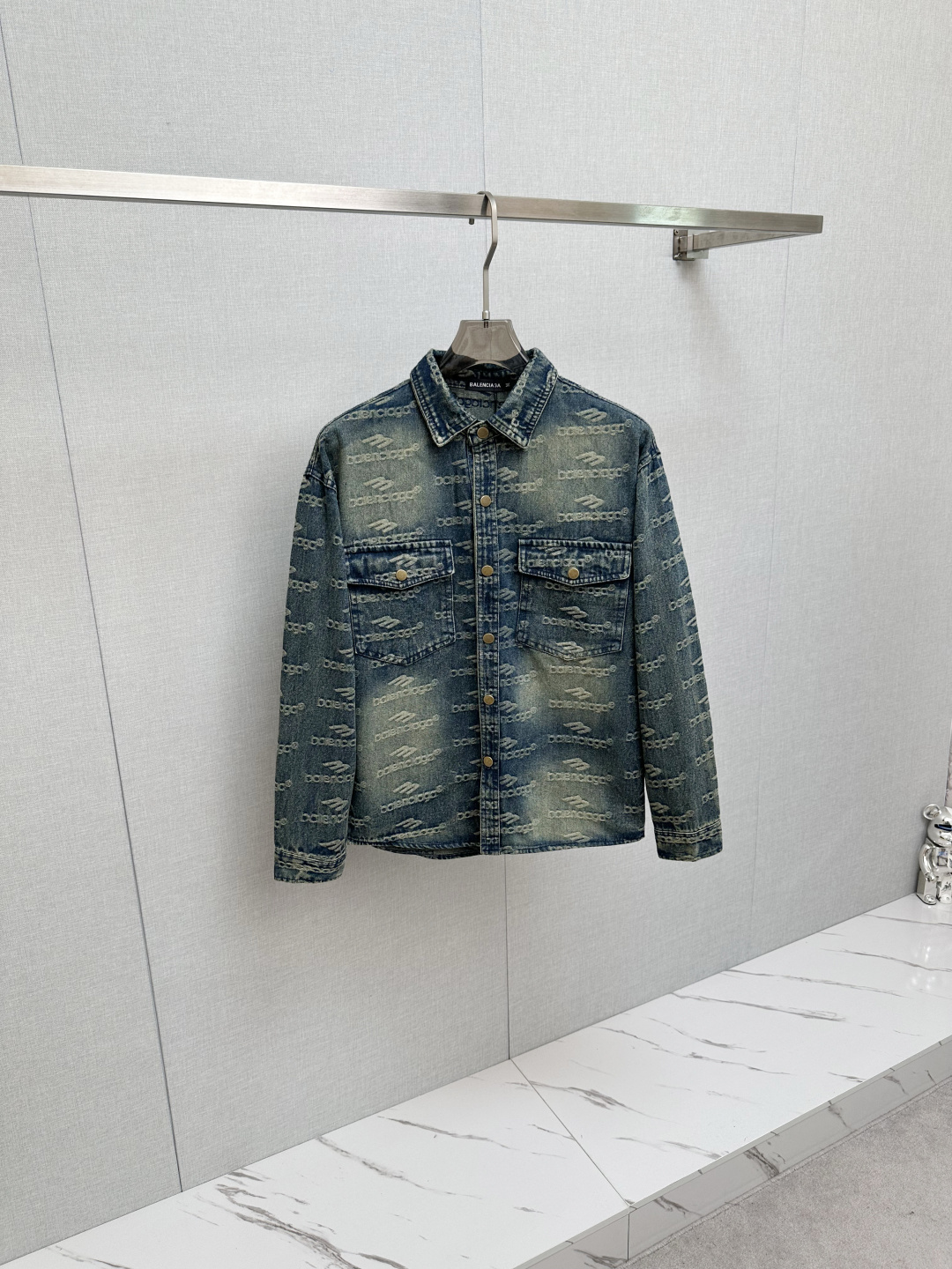 NO:513521,BALE is a very popular young jeans and a hot-selling item in European and American counters!  Selected imported custom tannins from Turkey and a stylish slim design. Every detail makes this denim look more fashionable. The upper body effect is excellent. Size M- 3XL, balenciaga, alexander wang19860909BALE 非常受欢迎的一款年轻牛仔衣、欧美专柜热销单品！精选土耳其进口定制单宁面料搭配时尚修身的设计,每一个细节都让这款牛仔衣更显时尚 上身效果超赞.尺码M- 3XL,,balenciaga,alexander wang,Men's clothing