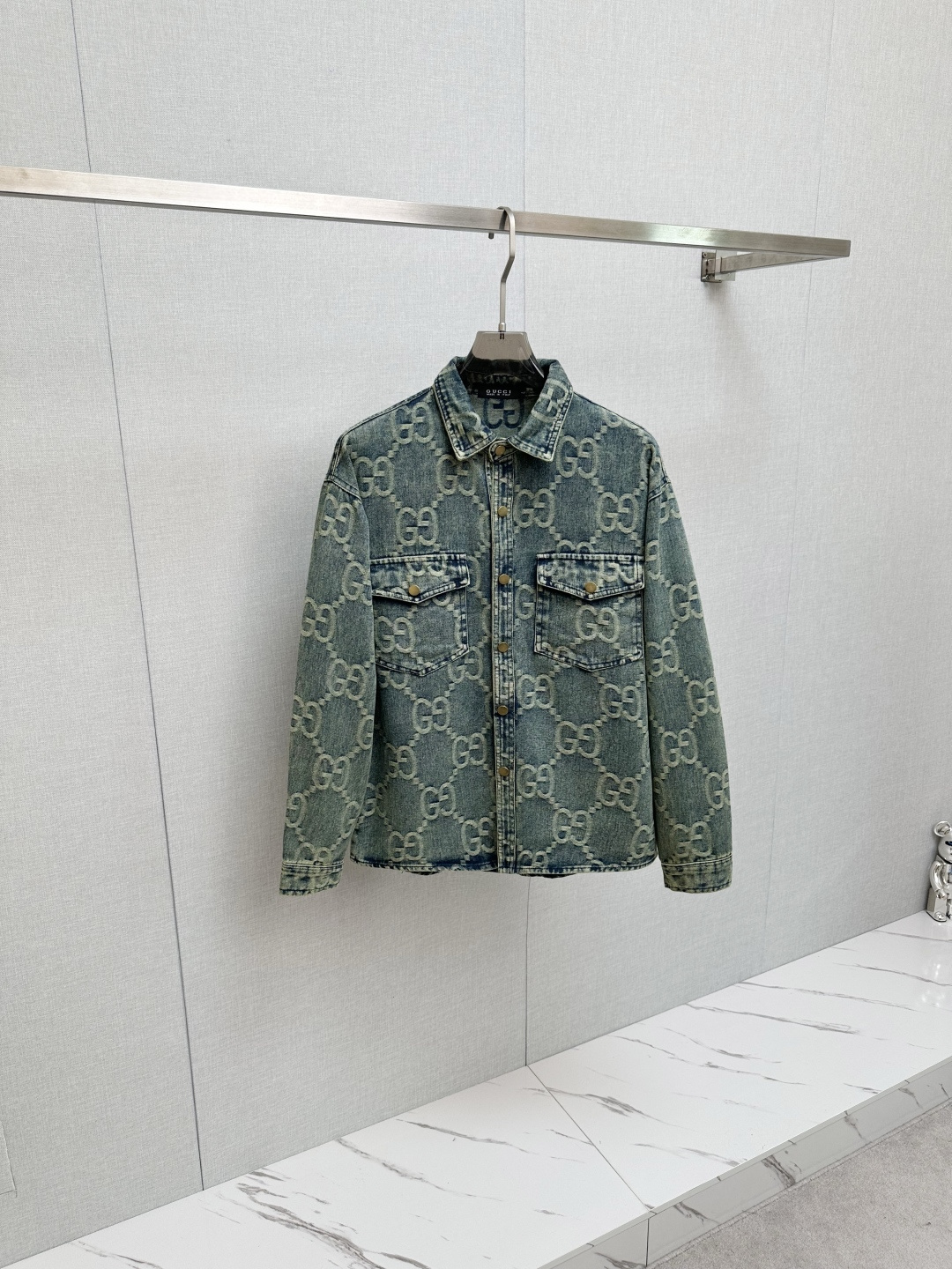 NO:509073,GUCCI is a very popular young jeans and a hot-selling item in European and American counters!  Selected imported custom tannins from Türkiye and a stylish slim design. Every detail makes this denim look more fashionable. The upper body effect is excellent. Size M- 3XL, gucci, alexander wang19860909GUCCI 非常受欢迎的一款年轻牛仔衣、欧美专柜热销单品！精选土耳其进口定制单宁面料搭配时尚修身的设计,每一个细节都让这款牛仔衣更显时尚 上身效果超赞.尺码M- 3XL,,gucci,alexander wang,Men's clothing