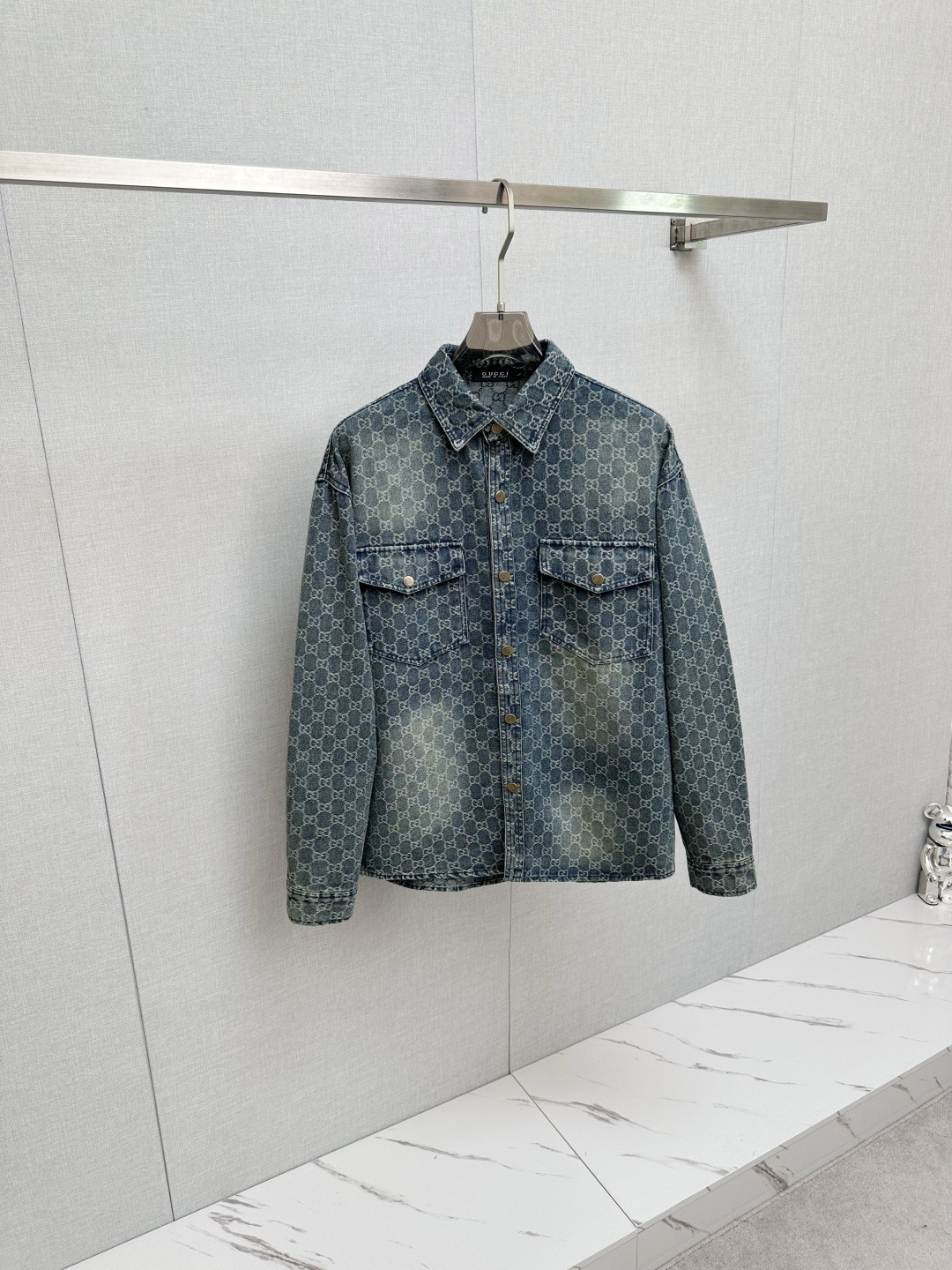 NO:513530,GUCCI is a very popular young jeans and a hot-selling item in European and American counters!  Selected imported custom tannins from Türkiye and a stylish slim design. Every detail makes this denim look more fashionable. The upper body effect is excellent. Size M- 3XL, gucci, alexander wang19860909GUCCI 非常受欢迎的一款年轻牛仔衣、欧美专柜热销单品！精选土耳其进口定制单宁面料搭配时尚修身的设计,每一个细节都让这款牛仔衣更显时尚 上身效果超赞.尺码M- 3XL,,gucci,alexander wang,Men's clothing