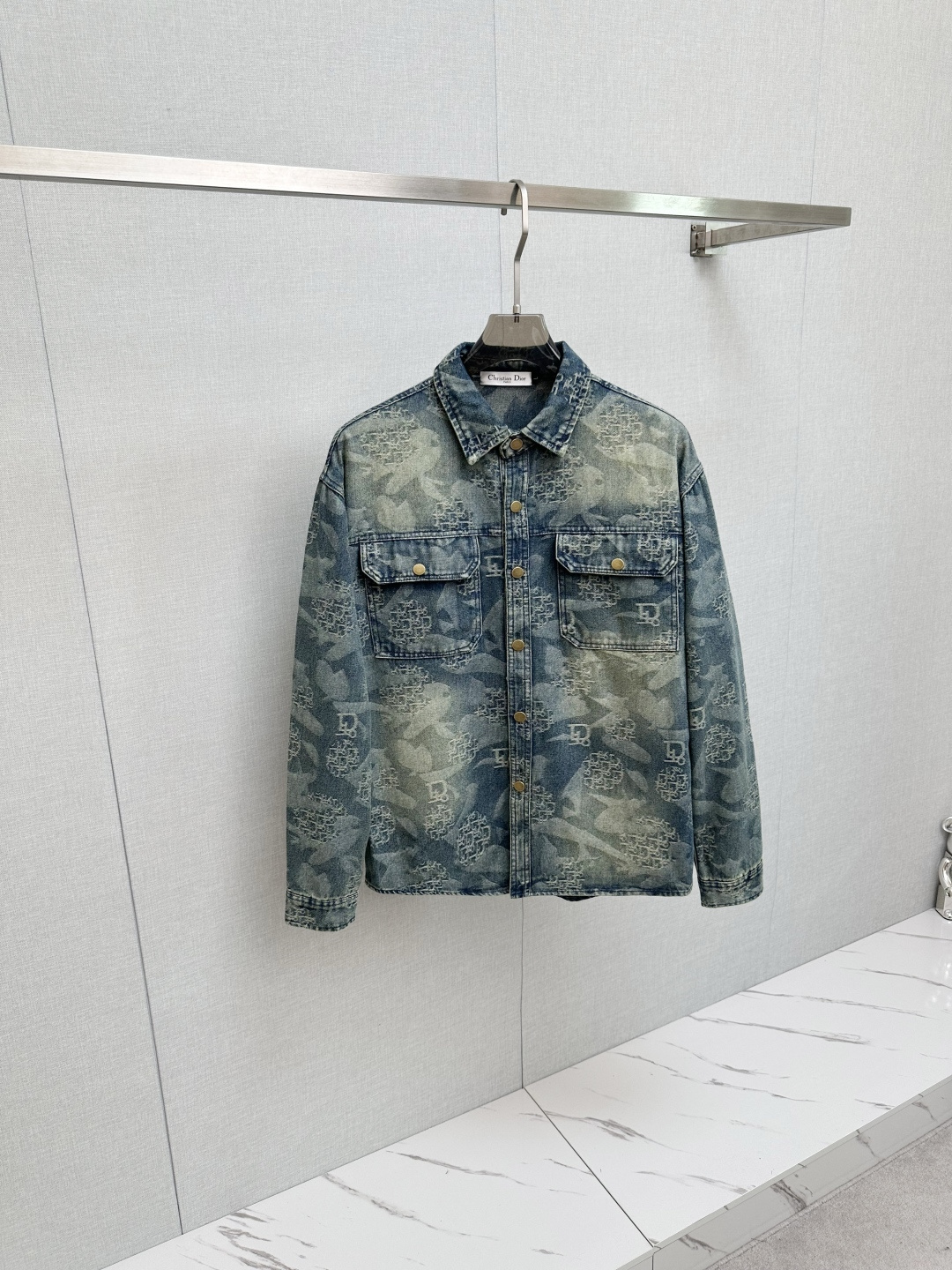 NO:513524,DIOR is a very popular young jeans and a hot-selling item in European and American counters!  Selected imported custom tannin fabric from Turkey with a stylish slim design. Every detail makes this denim look more fashionable. The upper body effect is excellent. Size M- 3XL, dior, alexander wang19860909DIOR 非常受欢迎的一款年轻牛仔衣、欧美专柜热销单品！精选土耳其进口定制单宁面料搭配时尚修身的设计,每一个细节都让这款牛仔衣更显时尚 上身效果超赞.尺码M- 3XL,,dior,alexander wang,Men's clothing