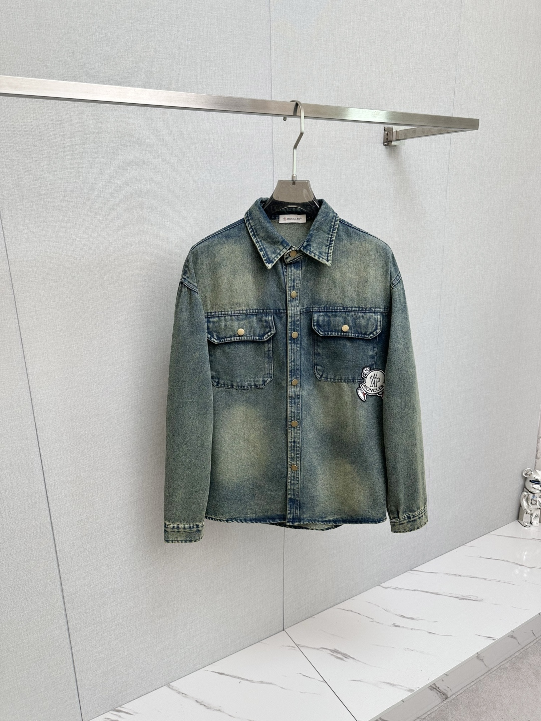 NO:513533,MO is a very popular young jeans and a hot-selling item in European and American counters!  Selected customized tannin fabric imported from Türkiye and a stylish slim design. Every detail makes this denim look more fashionable. The upper body effect is excellent. Size M- 3XL, alexander wang19860909MO 非常受欢迎的一款年轻牛仔衣、欧美专柜热销单品！精选土耳其进口定制单宁面料搭配时尚修身的设计,每一个细节都让这款牛仔衣更显时尚 上身效果超赞.尺码M- 3XL,,alexander wang,Men's clothing