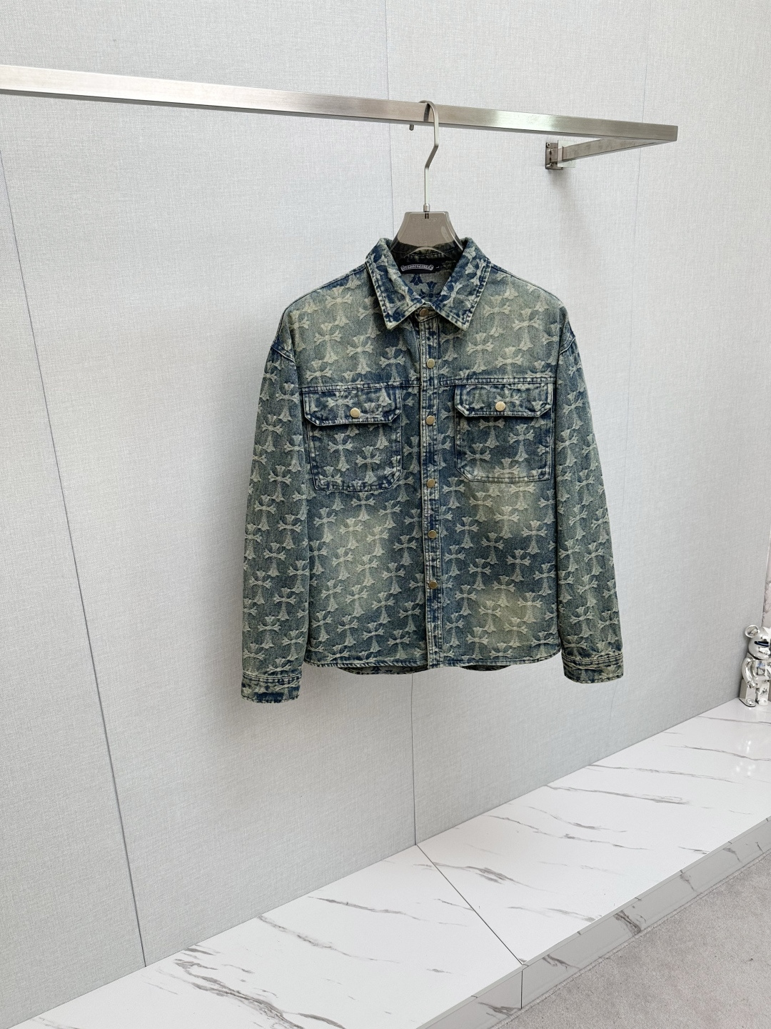 NO:513536,Crowxin is a very popular young jeans and a hot-selling item in European and American counters!  Selected imported custom tannins from Turkey and a stylish slim design. Every detail makes this jeans look more fashionable. The upper body effect is excellent. Size M- 3XL, chrome hearts, alexander wang19860909克罗心 非常受欢迎的一款年轻牛仔衣、欧美专柜热销单品！精选土耳其进口定制单宁面料搭配时尚修身的设计,每一个细节都让这款牛仔衣更显时尚 上身效果超赞.尺码M- 3XL,,chrome hearts,alexander wang,Men's clothing