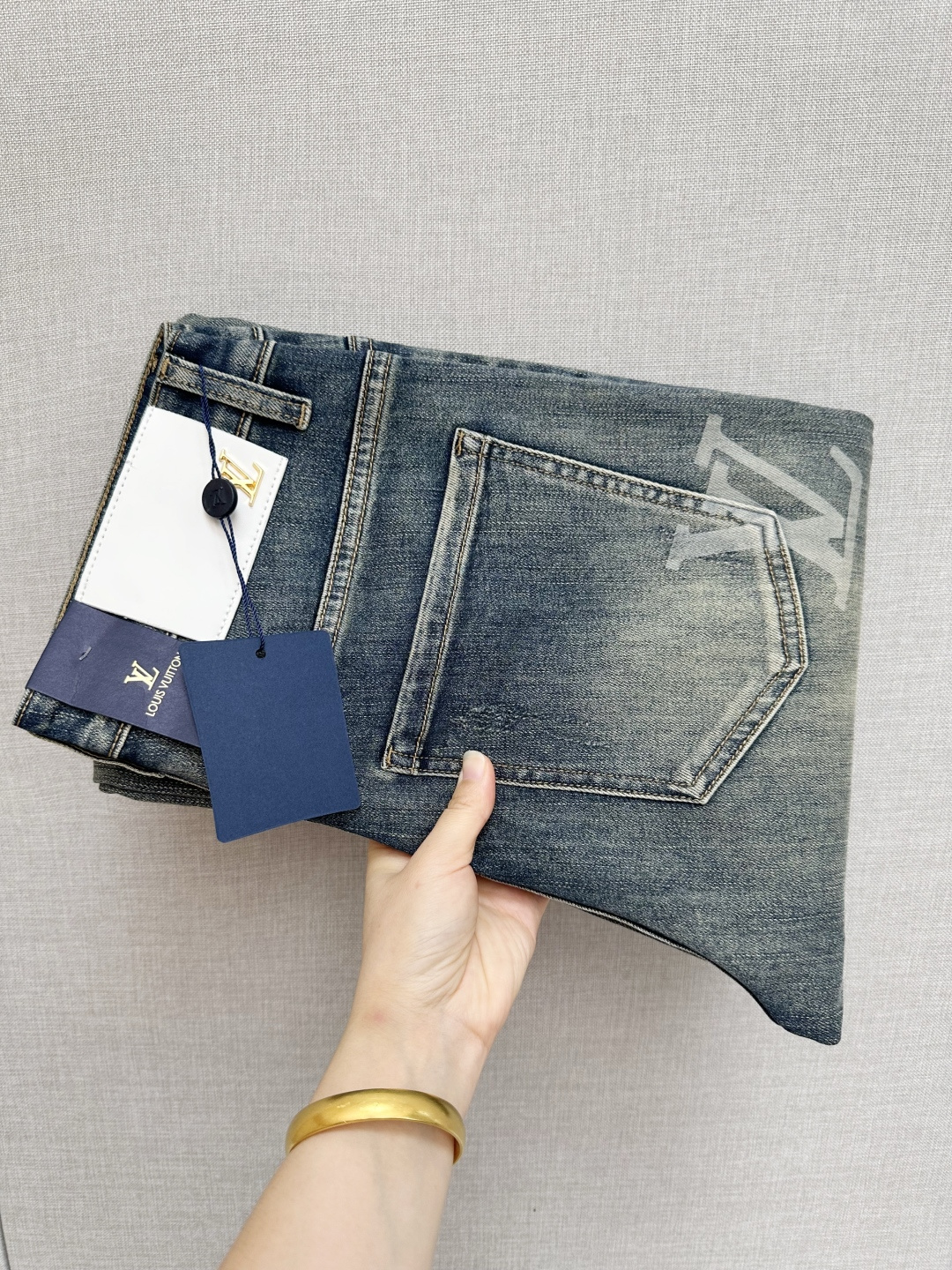 NO:509718,LV official website counter is available simultaneously, original singles, super stylish straight jeans, customized original washing denim fabric, unique design, top-grade printed craft letter pattern logo, original hardware and auxiliary decoration, extremely superior jeans, the materials and craftsmanship are extremely luxurious and exquisite, extremely high-end, handsome and stylish, recommended size 29-38,,louis vuitton, jeans, alexander wang19860909LV 官网专柜同步有售,原单狠货,超级有范儿的一款直筒牛仔裤,定制原版水洗牛仔面料,独特设计,顶级印花工艺字母图案logo,原版五金辅料装饰,极为翘楚的一款牛仔裤,用料与工艺都极致奢华精湛,档次极高,上身帅气有型,推荐 码数29—38,,louis vuitton,jeans,alexander wang,Men's clothing