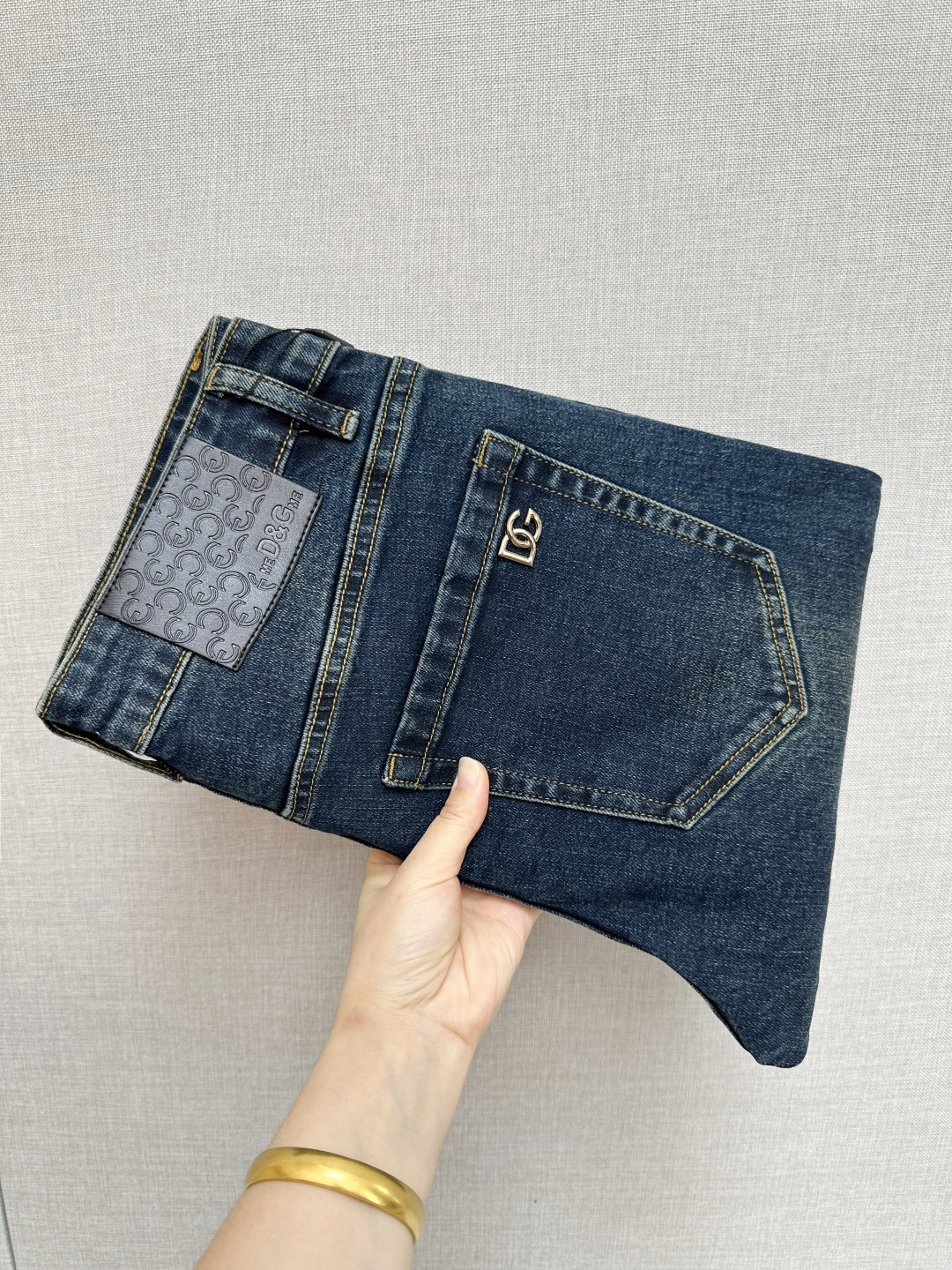 NO:530882,DG official website counter is available simultaneously, original singles, super stylish straight jeans, customized original washing denim fabric, unique design, top-grade printed craft letter pattern logo, original hardware and auxiliary decoration, extremely superior jeans, the materials and craftsmanship are extremely luxurious and exquisite, extremely high-end, handsome and stylish, recommended size 29-38,, jeans, alexander wang19860909DG 官网专柜同步有售,原单狠货,超级有范儿的一款直筒牛仔裤,定制原版水洗牛仔面料,独特设计,顶级印花工艺字母图案logo,原版五金辅料装饰,极为翘楚的一款牛仔裤,用料与工艺都极致奢华精湛,档次极高,上身帅气有型,推荐 码数29—38,,jeans,alexander wang,Men's clothing