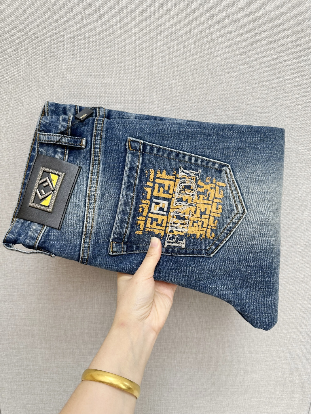 NO:549940,FD official website counter is available simultaneously, original single product, super stylish straight jeans, customized original washing denim fabric, unique design, top-grade printed craft letter pattern logo, original hardware and auxiliary decoration, extremely superior jeans, the materials and craftsmanship are extremely luxurious and exquisite, extremely high-end, handsome and stylish, recommended size 29-38,, jeans, alexander wang19860909FD 官网专柜同步有售,原单狠货,超级有范儿的一款直筒牛仔裤,定制原版水洗牛仔面料,独特设计,顶级印花工艺字母图案logo,原版五金辅料装饰,极为翘楚的一款牛仔裤,用料与工艺都极致奢华精湛,档次极高,上身帅气有型,推荐 码数29—38,,jeans,alexander wang,Men's clothing