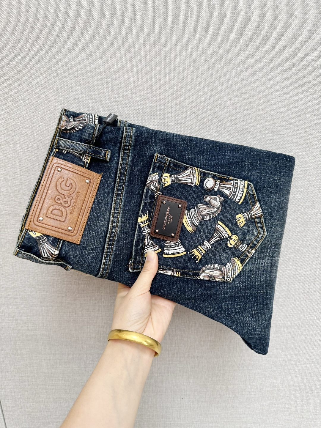 NO:509712,DG official website counter is available simultaneously, original singles, super stylish straight jeans, customized original washing denim fabric, unique design, top-grade printed craft letter pattern logo, original hardware and auxiliary decoration, extremely superior jeans, the materials and craftsmanship are extremely luxurious and exquisite, extremely high-end, handsome and stylish, recommended size 29-38,, jeans, alexander wang19860909DG 官网专柜同步有售,原单狠货,超级有范儿的一款直筒牛仔裤,定制原版水洗牛仔面料,独特设计,顶级印花工艺字母图案logo,原版五金辅料装饰,极为翘楚的一款牛仔裤,用料与工艺都极致奢华精湛,档次极高,上身帅气有型,推荐 码数29—38,,jeans,alexander wang,Men's clothing