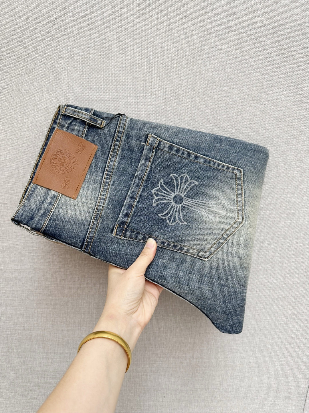 NO:509714,Crow's official counter is available at the same time, original singles are ruthless, super stylish straight jeans, customized original washing denim fabric, unique design, top-grade printing craft letter pattern logo, original hardware and auxiliary decoration, extremely superior jeans, the materials and craftsmanship are extremely luxurious and exquisite, extremely high-end, handsome and stylish, recommended. Number of 29-38, chrome hearts, jeans, alexander wang19860909克罗 官网专柜同步有售,原单狠货,超级有范儿的一款直筒牛仔裤,定制原版水洗牛仔面料,独特设计,顶级印花工艺字母图案logo,原版五金辅料装饰,极为翘楚的一款牛仔裤,用料与工艺都极致奢华精湛,档次极高,上身帅气有型,推荐 码数29—38,,chrome hearts,jeans,alexander wang,Men's clothing