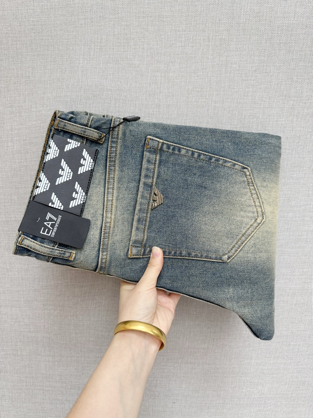 NO:509708,Amani official website counter is available at the same time, original singles are ruthless, super stylish straight jeans, customized original washing denim fabric, unique design, top-grade printing craft letter pattern logo, original hardware and auxiliary decoration, extremely superior jeans, the materials and craftsmanship are extremely luxurious and exquisite, extremely high-end, handsome and stylish, recommended size 29-38,, jeans, alexander wang19860909Amani 官网专柜同步有售,原单狠货,超级有范儿的一款直筒牛仔裤,定制原版水洗牛仔面料,独特设计,顶级印花工艺字母图案logo,原版五金辅料装饰,极为翘楚的一款牛仔裤,用料与工艺都极致奢华精湛,档次极高,上身帅气有型,推荐 码数29—38,,jeans,alexander wang,Men's clothing