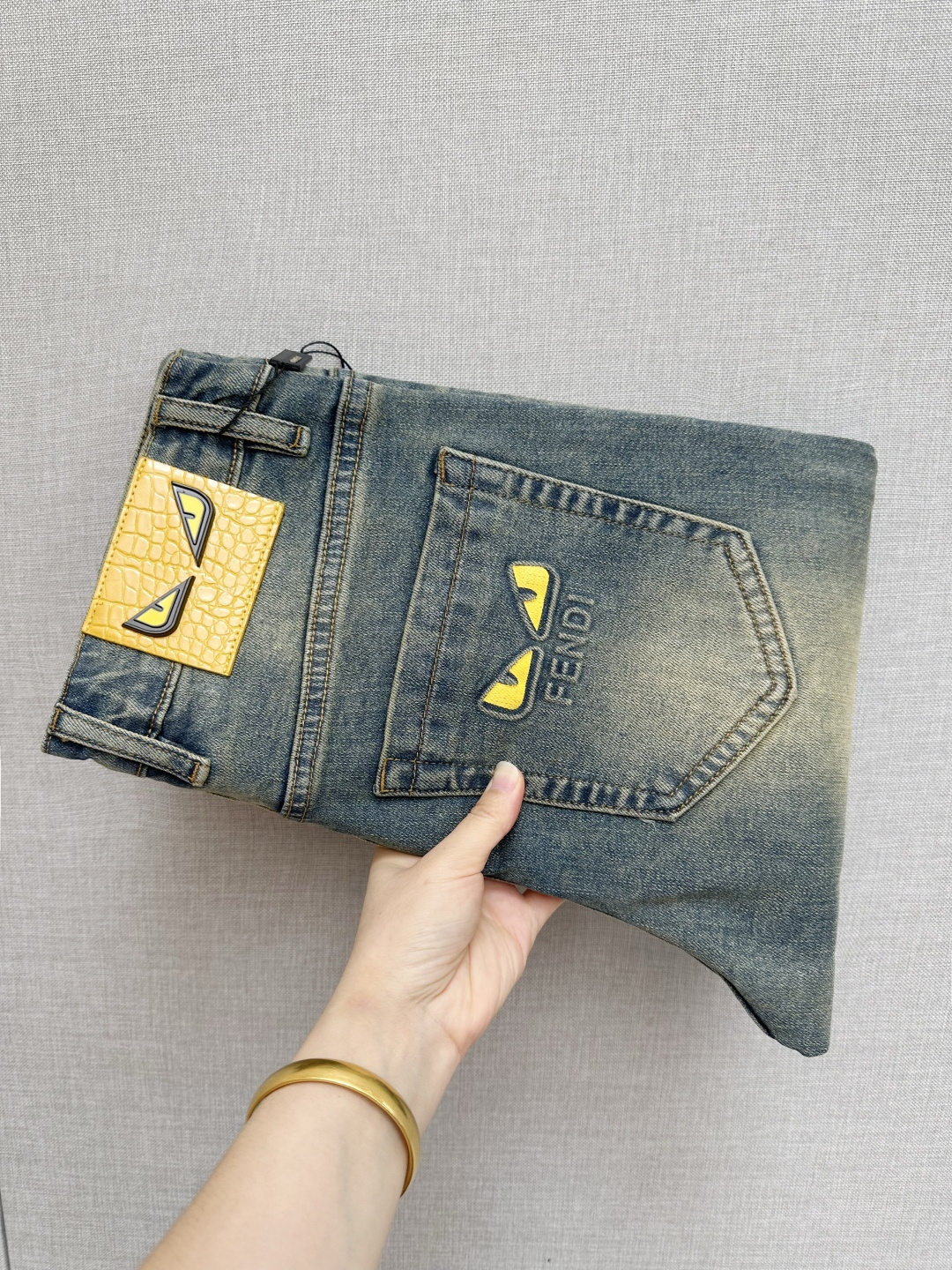 NO:509710,FD official website counter is available simultaneously, original single product, super stylish straight jeans, customized original washing denim fabric, unique design, top-grade printed craft letter pattern logo, original hardware and auxiliary decoration, extremely superior jeans, the materials and craftsmanship are extremely luxurious and exquisite, extremely high-end, handsome and stylish, recommended size 29-38,, jeans, alexander wang19860909FD 官网专柜同步有售,原单狠货,超级有范儿的一款直筒牛仔裤,定制原版水洗牛仔面料,独特设计,顶级印花工艺字母图案logo,原版五金辅料装饰,极为翘楚的一款牛仔裤,用料与工艺都极致奢华精湛,档次极高,上身帅气有型,推荐 码数29—38,,jeans,alexander wang,Men's clothing