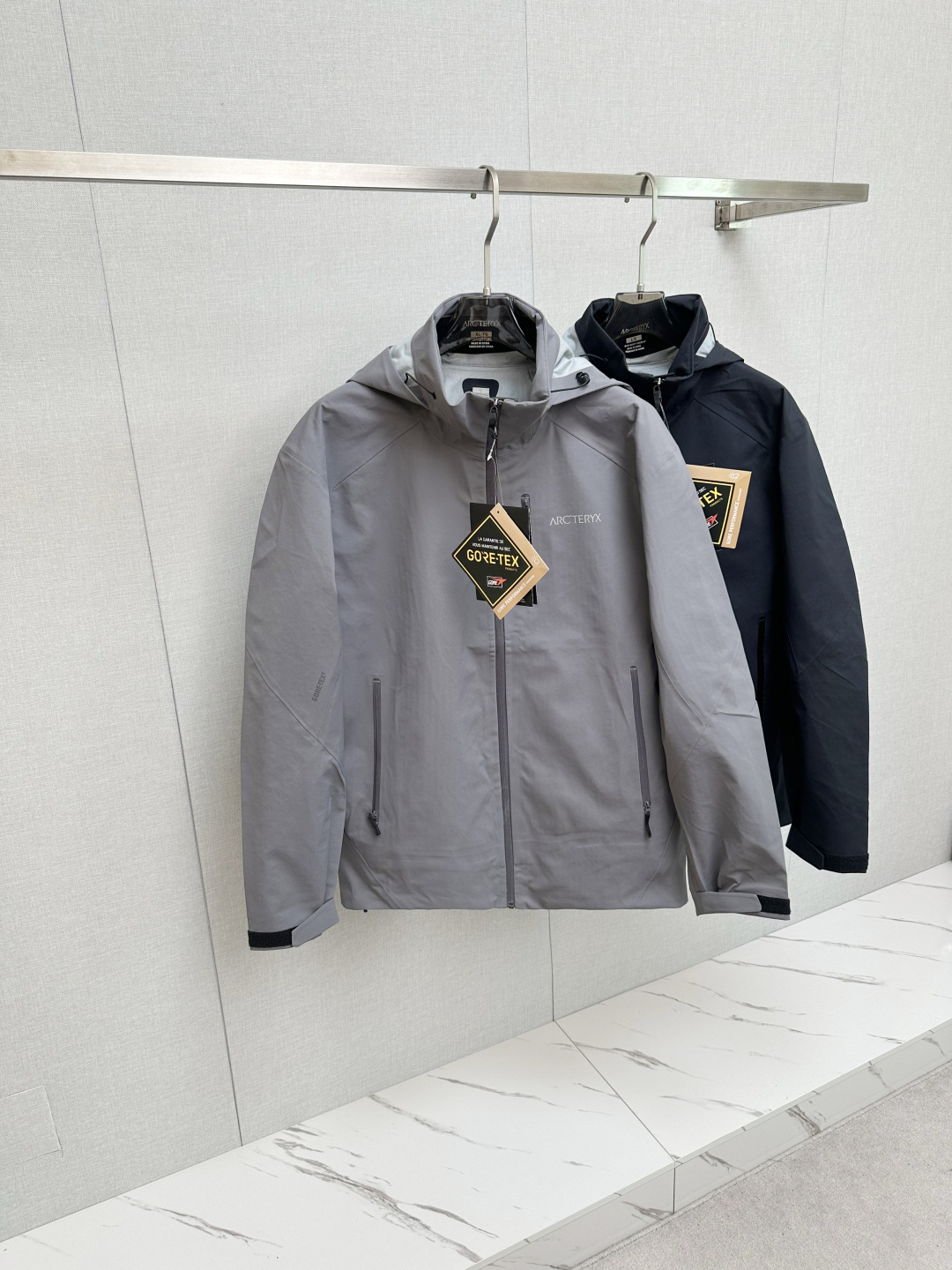 NO:540422,Original Arctery Arctery men and women jackets A fashionable jacket designed for outdoor leisure sports enthusiasts. The unique design of the Arctery Arcter is an ideal choice for outdoor sports. The jacket guarantees excellent warmth and can keep you warm and comfortable even in low temperature environments. At the same time, the outer fabric of the jacket has good waterproofness and breathability, so that you can avoid rain and snow during outdoor sports. Multiple pocket designs make it easy to carry your own items. Whether it is outdoor hiking, mountaineering or skiing, Arc'teryx is your ideal choice. Whether it is daily leisure or professional outdoor sports, this jacket is a choice you cannot miss. Size M-XL, arc'teryx, jackets & coats, alexander wang19860909原厂Arctery 始祖鸟男女冲锋衣 一款专为户外休闲运动爱好者设计的时尚外套, 始祖鸟冲锋衣的设计独具匠心,时尚的外观和出色的功能性使其成为户外运动的理想选择.外套保证了出色的保暖效果,即使在低温环境下也能让你保持温暖舒适.同时,外套的外层面料具有良好的防水性和透气性,让你在户外运动时免受雨雪天气的困扰. 多个口袋设计,方便携带随身物品.无论是户外徒步、登山还是滑雪,始祖鸟都是你的理想选择,无论是日常休闲还是专业户外运动,这款外套都是你不容错过的选择 . 尺寸 M—XL,arc'teryx,jackets & coats,alexander wang,Men's clothing