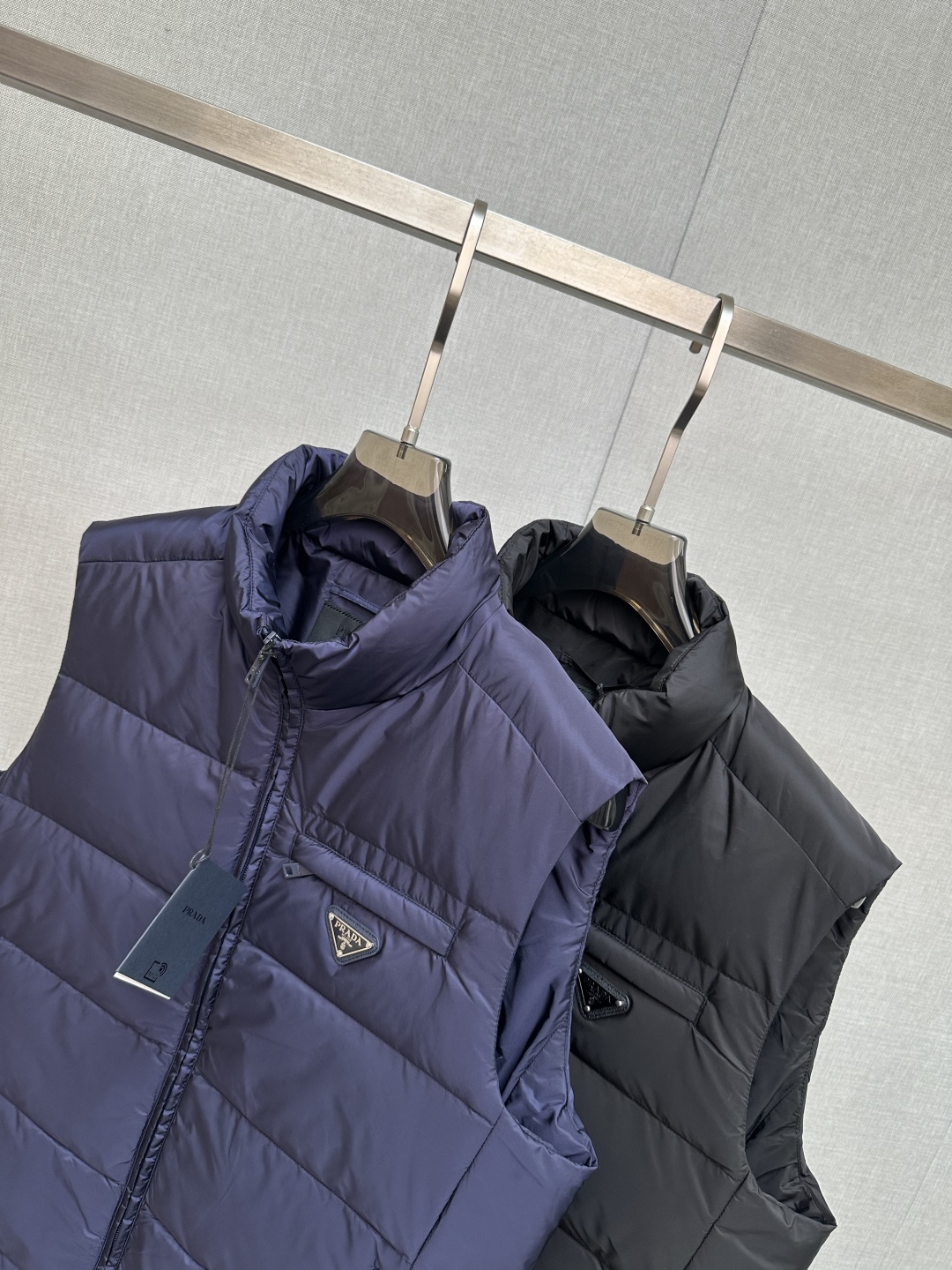 Prada Men's Padded Vest Quilted Sleeveless Jacket with Logo 7 cmp i1755444402369 4267 0 6