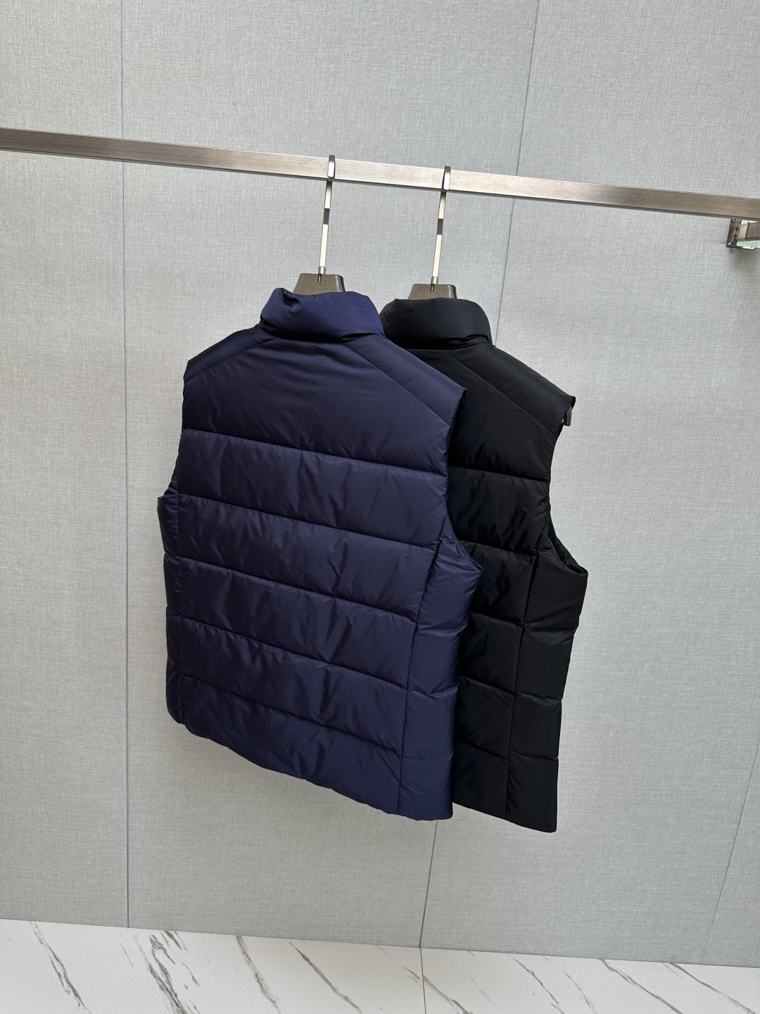 Prada Men's Padded Vest Quilted Sleeveless Jacket with Logo 10 cmp i1755444402384 4537 0 8