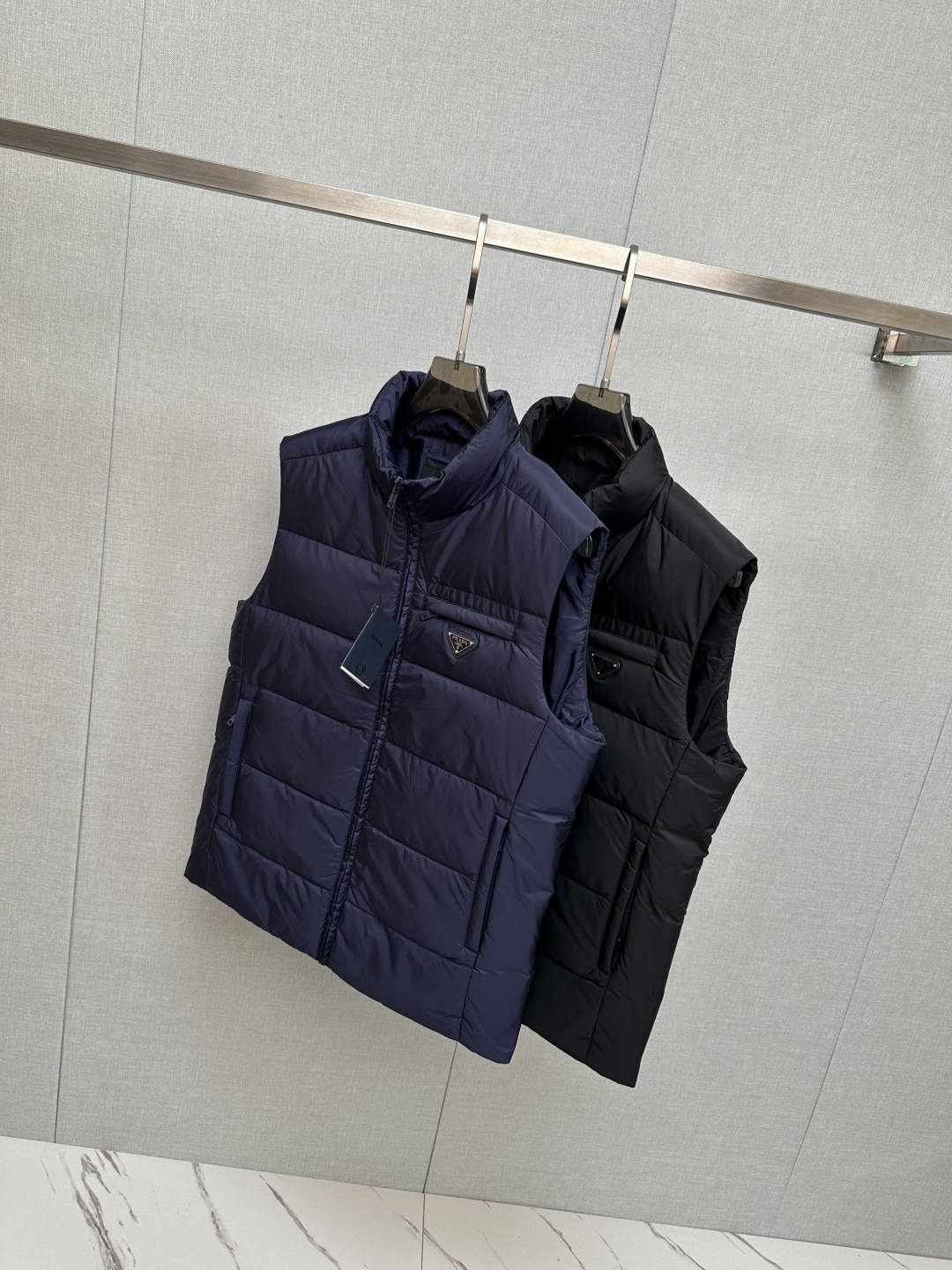 Prada Men's Padded Vest Quilted Sleeveless Jacket with Logo 8 cmp i1755444402398 5206 0 7