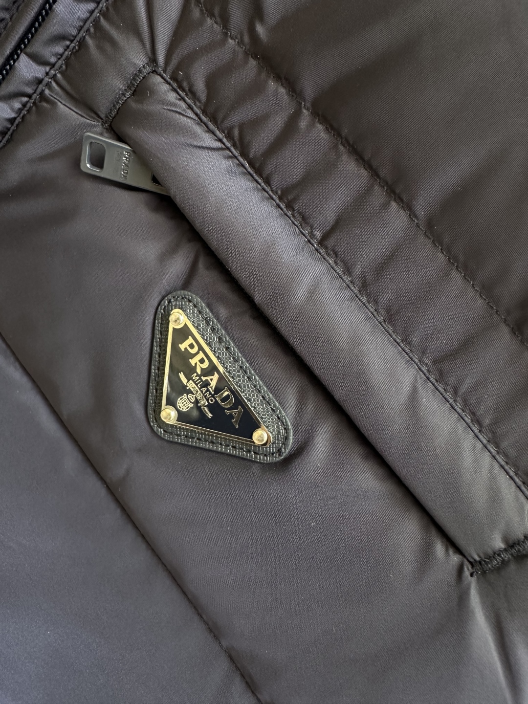 Prada Men's Padded Vest Quilted Sleeveless Jacket with Logo 6 cmp i1755444425464 7102 0 4
