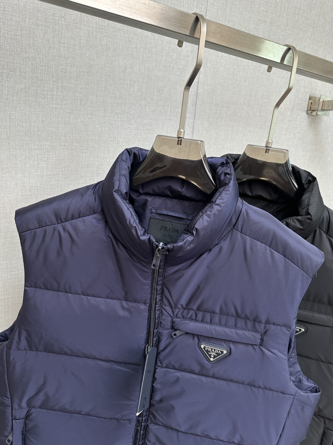 Prada Men's Padded Vest Quilted Sleeveless Jacket with Logo 3 cmp i1755444425471 2462 0 1