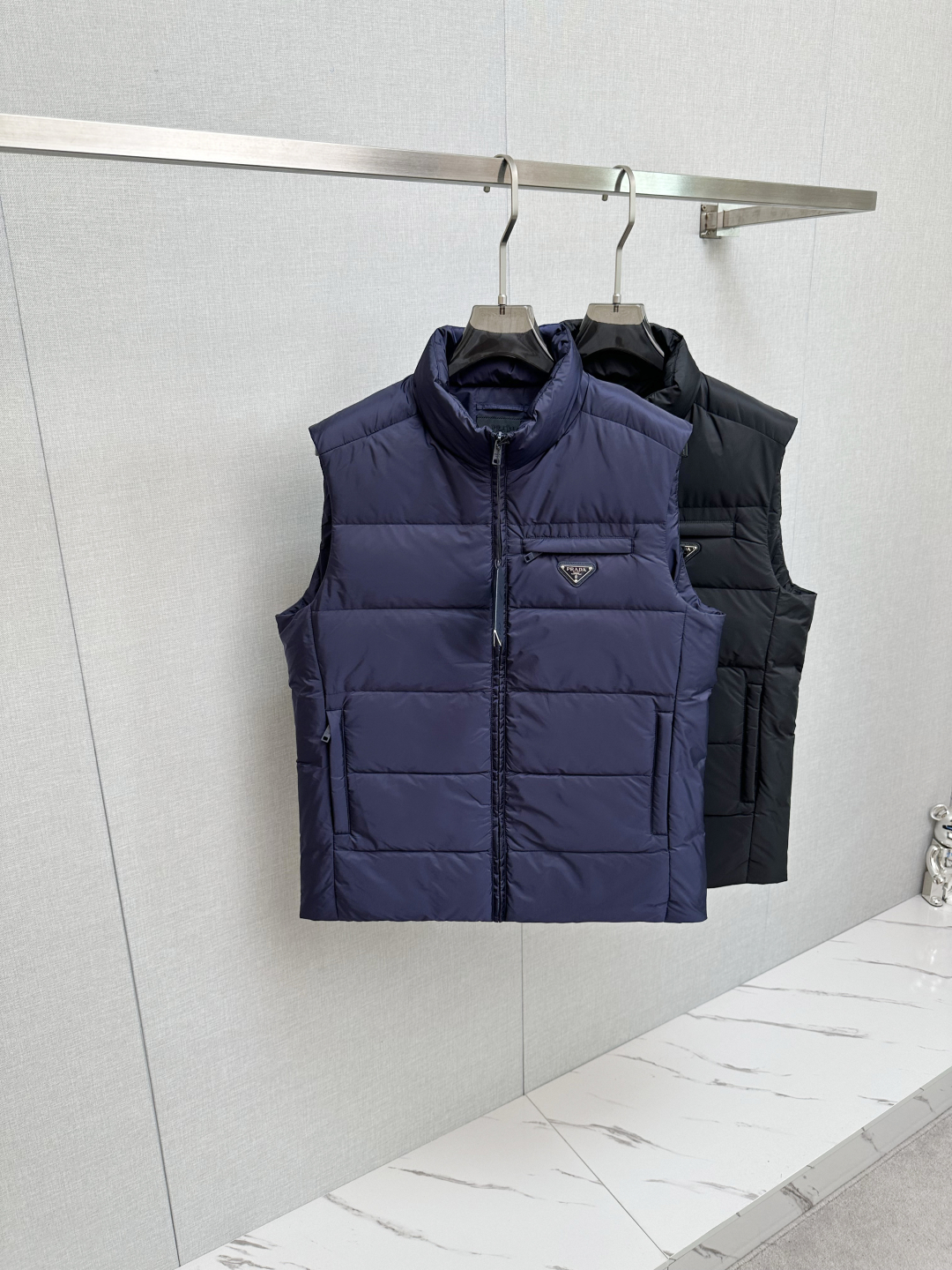 Prada Men's Padded Vest Quilted Sleeveless Jacket with Logo 2 cmp i1755444426981 1096 0 0