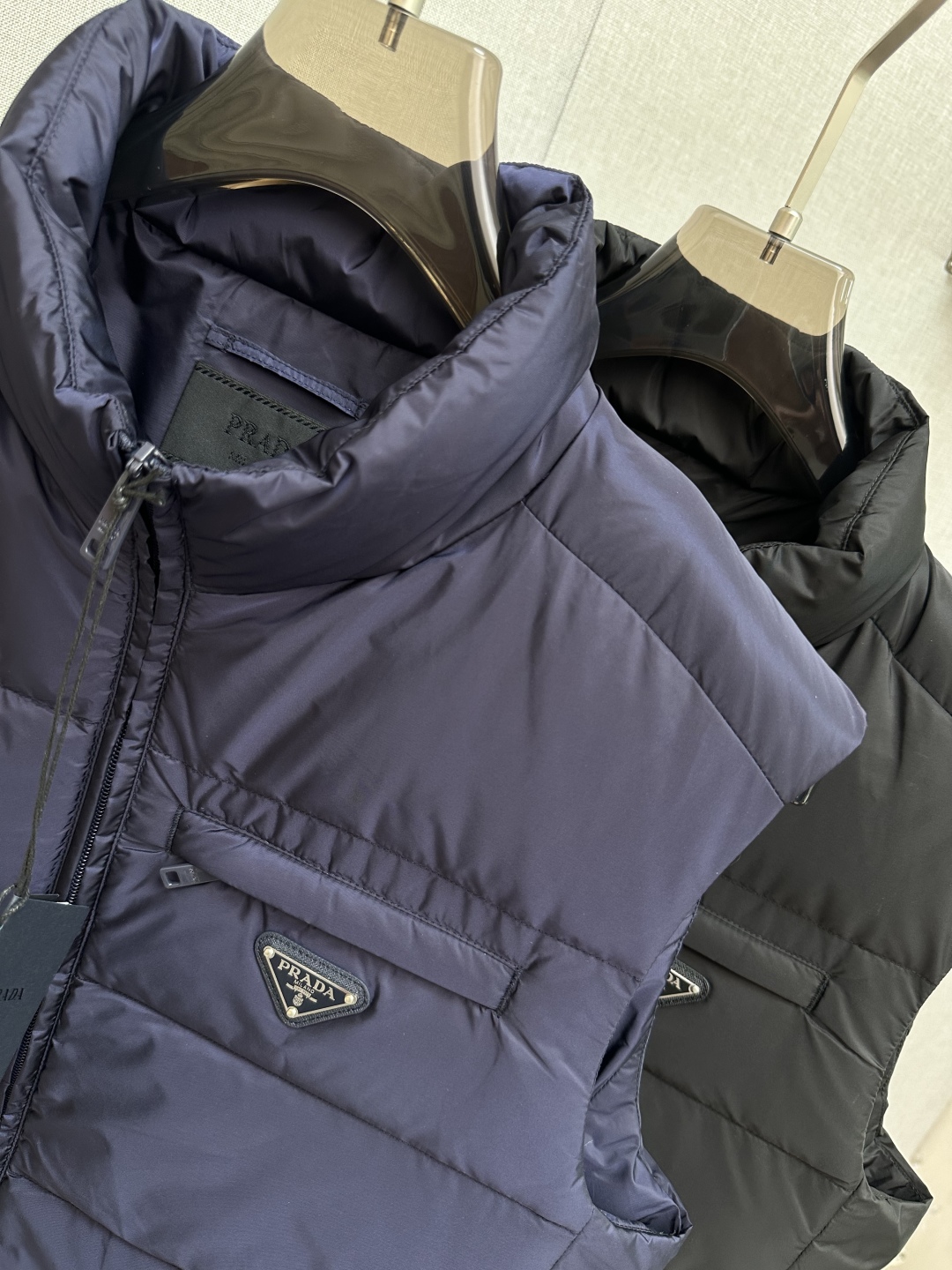 Prada Men's Padded Vest Quilted Sleeveless Jacket with Logo 5 cmp i1755444427066 4269 0 3