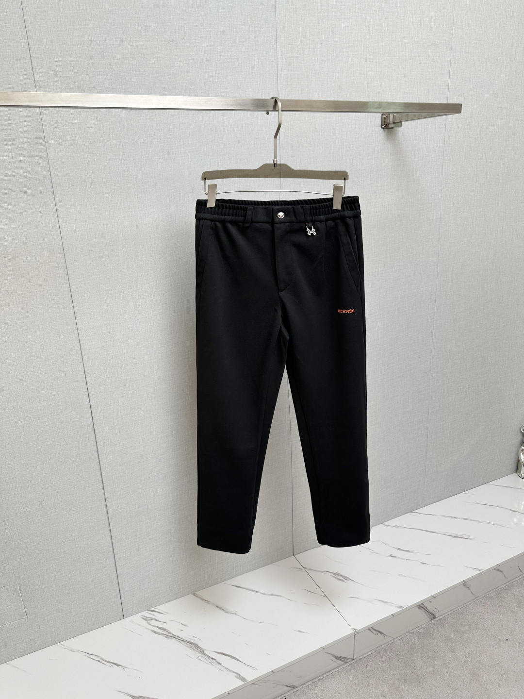 NO:519869,HERM2025 Autumn and Winter Wool Pants The latest classic series of men's wool casual pants!  It uses customer-supplied fabric, soft and delicate, and has an excellent feel!  The brand style is unobstructed!  Minimalist design, without extravagant elements to win the lead, the details are finely made, and it is easy to control various weather. The classic colors are very energetic, and a variety of styles can be used to control sports and leisure, daily life, and fashion trends!  Color Black Number of codes M-3XL, hermes,alexander wang19860909HERM2025秋冬羊毛裤 最新经典系列男士羊毛休闲裤！采用客供面料,柔软细腻,手感绝佳！品牌格调一览无余！极简主义设计,没有多余浮夸的元素来宣兵夺主,细节做工精细,轻松驾驭各种天气,经典颜色上身很显精气神,多种风格穿搭,运动休闲、日常生活、时尚潮流均可驾驭！ 颜色 黑色 码数 M-3XL,,hermes,alexander wang,Men's clothing