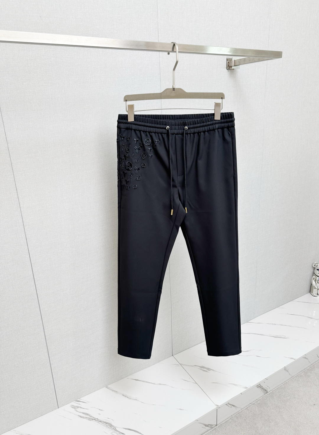 NO:511130,L's latest men's casual pants in autumn and winter!  Simple and versatile style, not picky to wear, waist elastic drawstring design, classic embroidery presbyterian!  Good body proportions, simple and straight lines, waist workmanship, inner edges, overall tailoring, and upper body effect are impeccable. You can control it at work or leisure... It has a drape and elasticity, and it doesn't work or exercise, and it feels shackled when you are not in motion. Size M-3XL, louis vuitton, alexander wang19860909L家 秋冬最新男士休闲裤！ 简约百搭款,不挑人穿,腰部松紧抽绳设计,经典刺绣老花！良好的修饰身材比例,线条简洁顺直,腰头的做工,内里的包边,整体的剪裁,上身效果都无可挑剔.无论是上班还是休闲都可以驾驭……有垂坠感有弹力,运动起来没有也羁绊感尺码M-3XL,,louis vuitton,alexander wang,Men's clothing