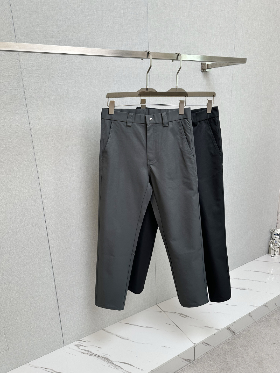 NO:526602,P home 25 autumn and winter men's boutique casual pants. Italian imported fabric, the latest upper body style is invincible! This pants that can be seen with a close eye are very versatile and can be worn for daily work and outdoor sports. It is a perfect combination of fashion and leisure and outdoor sports, so whether you wear it normally or outdoors, it is your best choice. Extreme comfort. This style is a running casual business pants with an extremely wide range of applications. Color black Size M-4XL,,alexander wang19860909P家25秋冬 男士精品休闲裤.意大利进口面料,最新款上身版型无敌正!绝对可以闭眼收的一款此款裤子非常百搭,日常上班户外运动都可以穿着,是时尚休闲与户外运动的完美结合,所以无论您平时穿或者户外穿都是您的最佳选择.极致舒适性.此款是一件适用范围极其广泛的跑步休闲商务裤 颜色黑色 尺码M-4XL,,alexander wang,Men's clothing