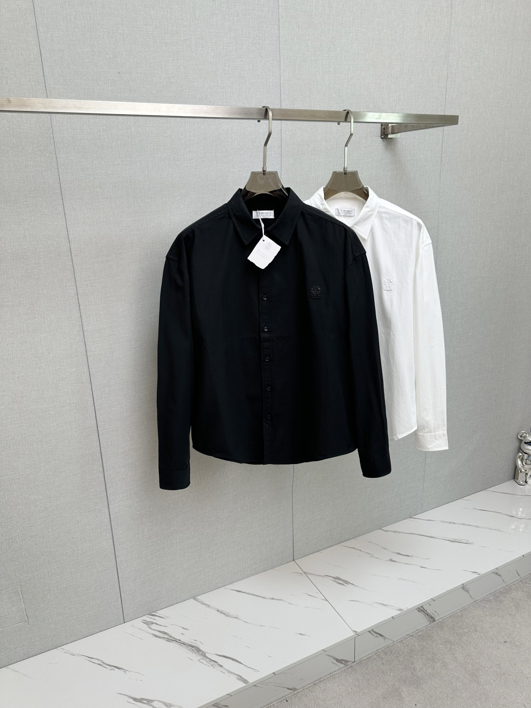 NO:511139,Bru**llo Cuci**lli men's business casual plaid long-sleeved shirt. Official synchronous series!  Fashion with typical Italian style is quite exquisite in fabric selection and craftsmanship, which is very consistent with the aesthetic tone of BC, low-key and luxurious, elegant and noble. Every detail proves the brand's own sense of luxury!  As a recognized fashion item, shirts are undoubtedly one of the most vital elements in the fashion circle. They appear very frequently, are simple and distinctive. They are a good medicine for improving vision. In terms of outfits, they are both refreshing and age-reducing and fashionable, and they are intellectual and elegant, showing their taste and temperament, with various label symbols!  The fabrics and accessories are all supplied by foreign merchants. They are heavy-duty imported Turkish cotton, and BC classic French style. They have elegant temperament attributes and are full of high-end feeling!  Invincible versatile, with extensive compatibility, the first choice for urban elite men!  S-XL, Shirts,alexander wang19860909Bru**llo Cuci**lli 男士商务休闲格子长袖衬衫.官方同步系列！颇具意大利典型风格的时装,在面料选取和工艺方面都相当考究,极符合 BC美学基调,低调且奢华,优雅且高贵,每一个细节都在力证品牌自身的高级感！衬衫作为公认的时尚单品,无疑是时尚圈生命力最强的元素之一,出镜率极高,简单而个性鲜明,是改良视觉的良药,在穿搭方面即清爽减龄又自带时髦感,即知性儒雅又彰显品位气质,有着各种标签符号！面料和辅料皆为外商客供,重磅土耳其进口棉,BC经典法式领款..自带儒雅气质属性,高级感十足！无敌的百搭,兼容性广泛,都市精英男士首选！ 码数S-XL,,shirts,alexander wang,Men's clothing