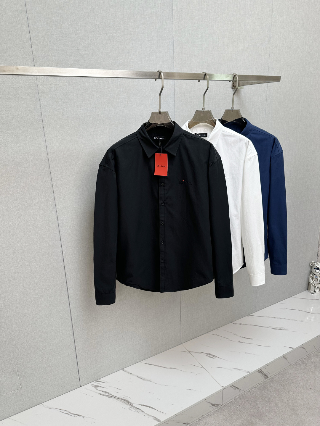 NO:541451,Kiton men's business casual long-sleeved shirt. Official synchronized series!  The classic style of fashion is very exquisite in fabric selection and craftsmanship, which is very consistent with the aesthetic tone of Kiton. It is low-key and luxurious, elegant and noble. Every detail proves the brand's own sense of luxury!  As a recognized fashion item, shirts are undoubtedly one of the most vital elements in the fashion circle. They appear very frequently, are simple and distinctive. They are a good medicine for improving vision. In terms of outfits, they are both refreshing and age-reducing and fashionable, and they are intellectual and elegant, showing their taste and temperament, with various label symbols!  The fabrics and accessories are all supplied by foreign merchants. They are heavy-duty imported Turkish cotton, and classic French styles... with elegant temperament attributes, full of high-end feel!  Invincible versatile, with extensive compatibility, the first choice for urban elite men!  S-XL, Shirts,alexander wang19860909kiton男士商务休闲长袖衬衫.官方同步系列！经典型风格的时装,在面料选取和工艺方面都相当考究,极符合 kiton美学基调,低调且奢华,优雅且高贵,每一个细节都在力证品牌自身的高级感！衬衫作为公认的时尚单品,无疑是时尚圈生命力最强的元素之一,出镜率极高,简单而个性鲜明,是改良视觉的良药,在穿搭方面即清爽减龄又自带时髦感,即知性儒雅又彰显品位气质,有着各种标签符号！面料和辅料皆为外商客供,重磅土耳其进口棉,经典法式领款..自带儒雅气质属性,高级感十足！无敌的百搭,兼容性广泛,都市精英男士首选！ 码数S-XL,,shirts,alexander wang,Men's clothing