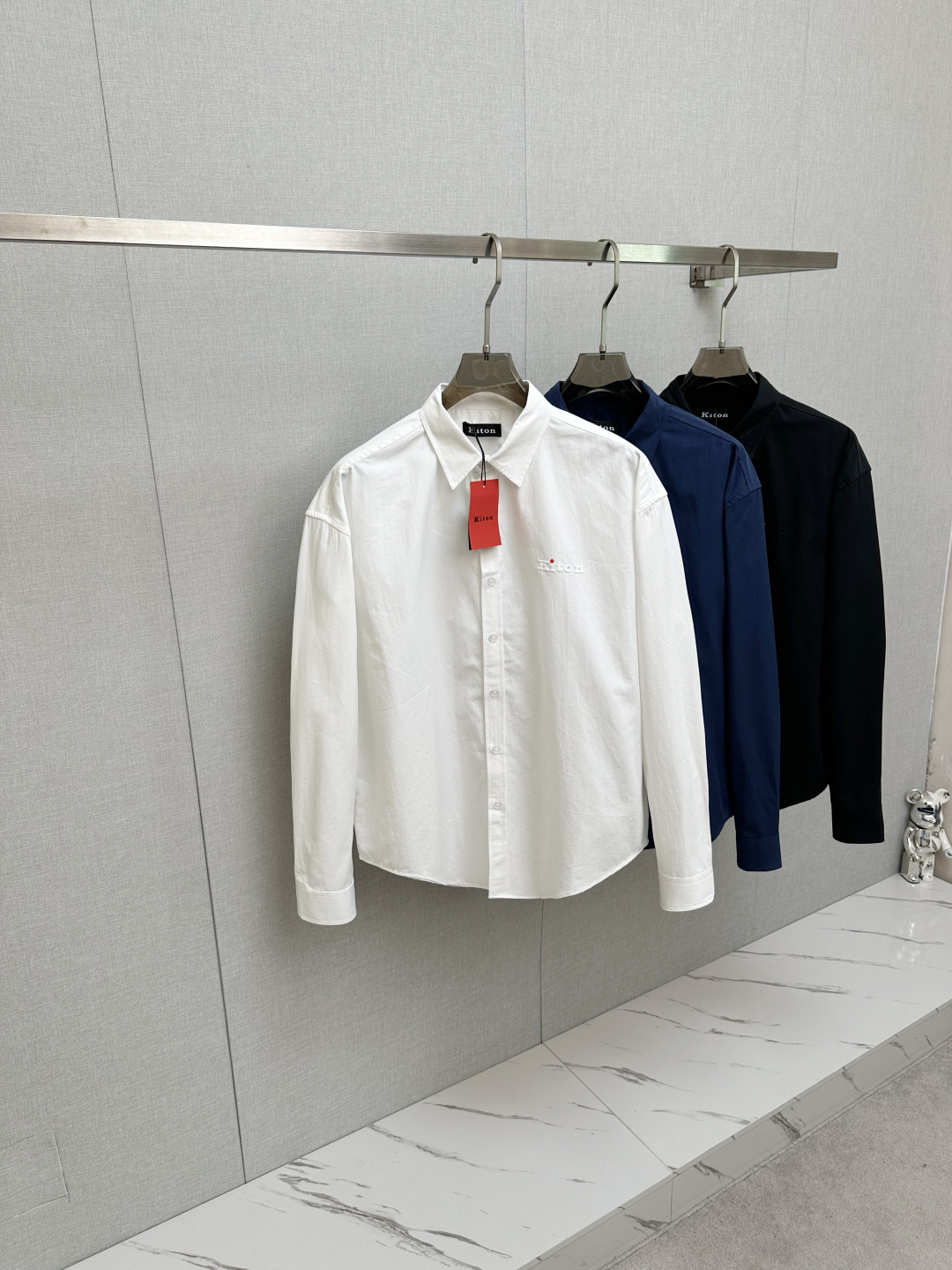 NO:528800,Kiton men's business casual long-sleeved shirt. Official synchronized series!  The classic style of fashion is very exquisite in fabric selection and craftsmanship, which is very consistent with the aesthetic tone of Kiton. It is low-key and luxurious, elegant and noble. Every detail proves the brand's own sense of luxury!  As a recognized fashion item, shirts are undoubtedly one of the most vital elements in the fashion circle. They appear very frequently, are simple and distinctive. They are a good medicine for improving vision. In terms of outfits, they are both refreshing and age-reducing and fashionable, and they are intellectual and elegant, showing their taste and temperament, with various label symbols!  The fabrics and accessories are all supplied by foreign merchants. They are heavy-duty imported Turkish cotton, and classic French styles... with elegant temperament attributes, full of high-end feel!  Invincible versatile, with extensive compatibility, the first choice for urban elite men!  S-XL, Shirts,alexander wang19860909kiton男士商务休闲长袖衬衫.官方同步系列！经典型风格的时装,在面料选取和工艺方面都相当考究,极符合 kiton美学基调,低调且奢华,优雅且高贵,每一个细节都在力证品牌自身的高级感！衬衫作为公认的时尚单品,无疑是时尚圈生命力最强的元素之一,出镜率极高,简单而个性鲜明,是改良视觉的良药,在穿搭方面即清爽减龄又自带时髦感,即知性儒雅又彰显品位气质,有着各种标签符号！面料和辅料皆为外商客供,重磅土耳其进口棉,经典法式领款..自带儒雅气质属性,高级感十足！无敌的百搭,兼容性广泛,都市精英男士首选！ 码数S-XL,,shirts,alexander wang,Men's clothing