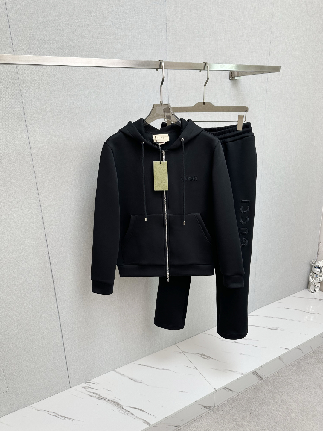 NO:513036,GUCCI SS autumn and winter set new product!  Simple and versatile model, full of 3D three-dimensional embroidery craftsmanship, elegant and layered, with a strong texture and high-end style, bringing the brand's high-standard trendy temperament to the extreme. The upper body is handsome and stylish, full of tone, and a must-have for high-end handsome men!  Special 3D three-dimensional surround cutting technology, waist workmanship, inner edge wrapping, overall tailoring, upper body effect are impeccable, and the style is excellent; it can be easily dealt with whether it is daily commuting or sports and leisure. The original imported long-length cotton fabric has a soft and comfortable texture, crisp and backbone, and has excellent stretchability in wear; the texture is delicate and delicate, and the density is very high, and it will not fade and not deform after wearing for a long time. Size M-3XL…,, gucci, alexander wang19860909GUCCI SS秋冬套装新品！简约百搭款,满身3D立体绣花工艺,大气精致而富有层次感,质感极强,上档次,将品牌高规格的潮流气质发挥到了极致,上身帅气有型,腔调十足,高端型男必备尚品！采用特殊3D立体环绕裁剪工艺,腰头的做工,内里的包边,整体的剪裁,上身效果都无可挑剔,版型超赞；无论是日常通勤还是运动休闲,都可以轻松应对. 面料原版进口长绒棉,质感柔软舒适,挺括有骨干,穿着舒展性极好；纹理细腻精致,密度非常得高,久穿久洗不褪色不变形. 尺码M-3XL….,,gucci,alexander wang,Men's clothing