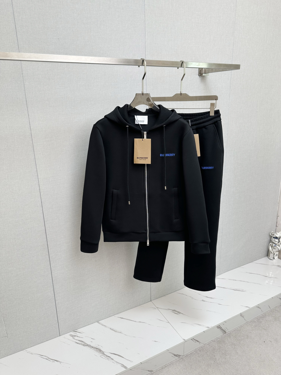 NO:513040,BURB SS autumn and winter set new product!  Simple and versatile model, full of 3D three-dimensional embroidery craftsmanship, elegant and layered, with a strong texture and high-end style, bringing the brand's high-standard trendy temperament to the extreme. The upper body is handsome and stylish, full of tone, and a must-have for high-end handsome men!  Special 3D three-dimensional surround cutting technology, waist workmanship, inner edge wrapping, overall tailoring, upper body effect, and excellent style; it can be easily dealt with whether it is daily commuting or sports and leisure. The original imported long-length cotton fabric has a soft and comfortable texture, crisp and backbone, and has excellent stretchability in wear; the texture is delicate and delicate, and the density is very high, and it will not fade and not deform after wearing for a long time. Size M-3XL…,,burberry,alexander wang19860909BURB SS秋冬套装新品！简约百搭款,满身3D立体绣花工艺,大气精致而富有层次感,质感极强,上档次,将品牌高规格的潮流气质发挥到了极致,上身帅气有型,腔调十足,高端型男必备尚品！采用特殊3D立体环绕裁剪工艺,腰头的做工,内里的包边,整体的剪裁,上身效果都无可挑剔,版型超赞；无论是日常通勤还是运动休闲,都可以轻松应对. 面料原版进口长绒棉,质感柔软舒适,挺括有骨干,穿着舒展性极好；纹理细腻精致,密度非常得高,久穿久洗不褪色不变形. 尺码M-3XL….,,burberry,alexander wang,Men's clothing