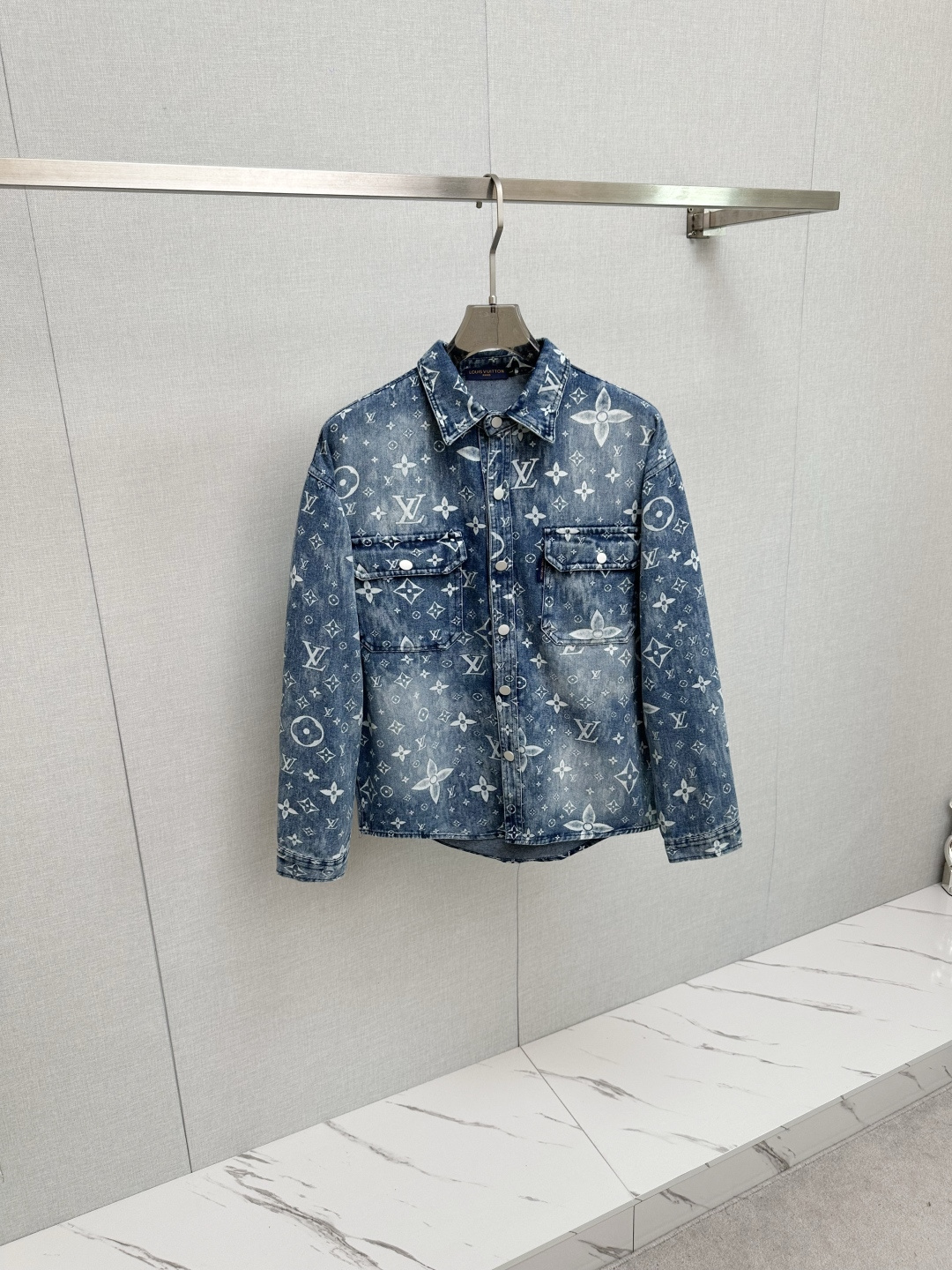 NO:539423,LV is a very popular young jeans and a hot-selling item in European and American counters!  Selected imported custom tannins from Turkey and a stylish slim design. Every detail makes this jeans look more fashionable. The upper body effect is excellent. Size M- 3XL,,louis vuitton,alexander wang19860909LV 非常受欢迎的一款年轻牛仔衣、欧美专柜热销单品！精选土耳其进口定制单宁面料搭配时尚修身的设计,每一个细节都让这款牛仔衣更显时尚 上身效果超赞.尺码M- 3XL,,louis vuitton,alexander wang,Men's clothing