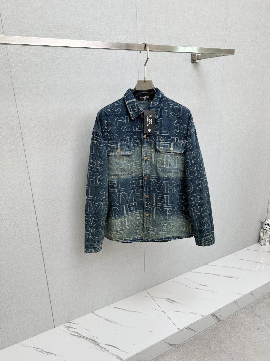 NO:513543,Xiaoxiang is a very popular young jeans and a hot-selling item in European and American counters!  Selected customized tannin fabric imported from Türkiye and a stylish slim design. Every detail makes this denim look more fashionable. The upper body effect is excellent. Size M- 3XL, alexander wang19860909小香 非常受欢迎的一款年轻牛仔衣、欧美专柜热销单品！精选土耳其进口定制单宁面料搭配时尚修身的设计,每一个细节都让这款牛仔衣更显时尚 上身效果超赞.尺码M- 3XL,,alexander wang,Men's clothing