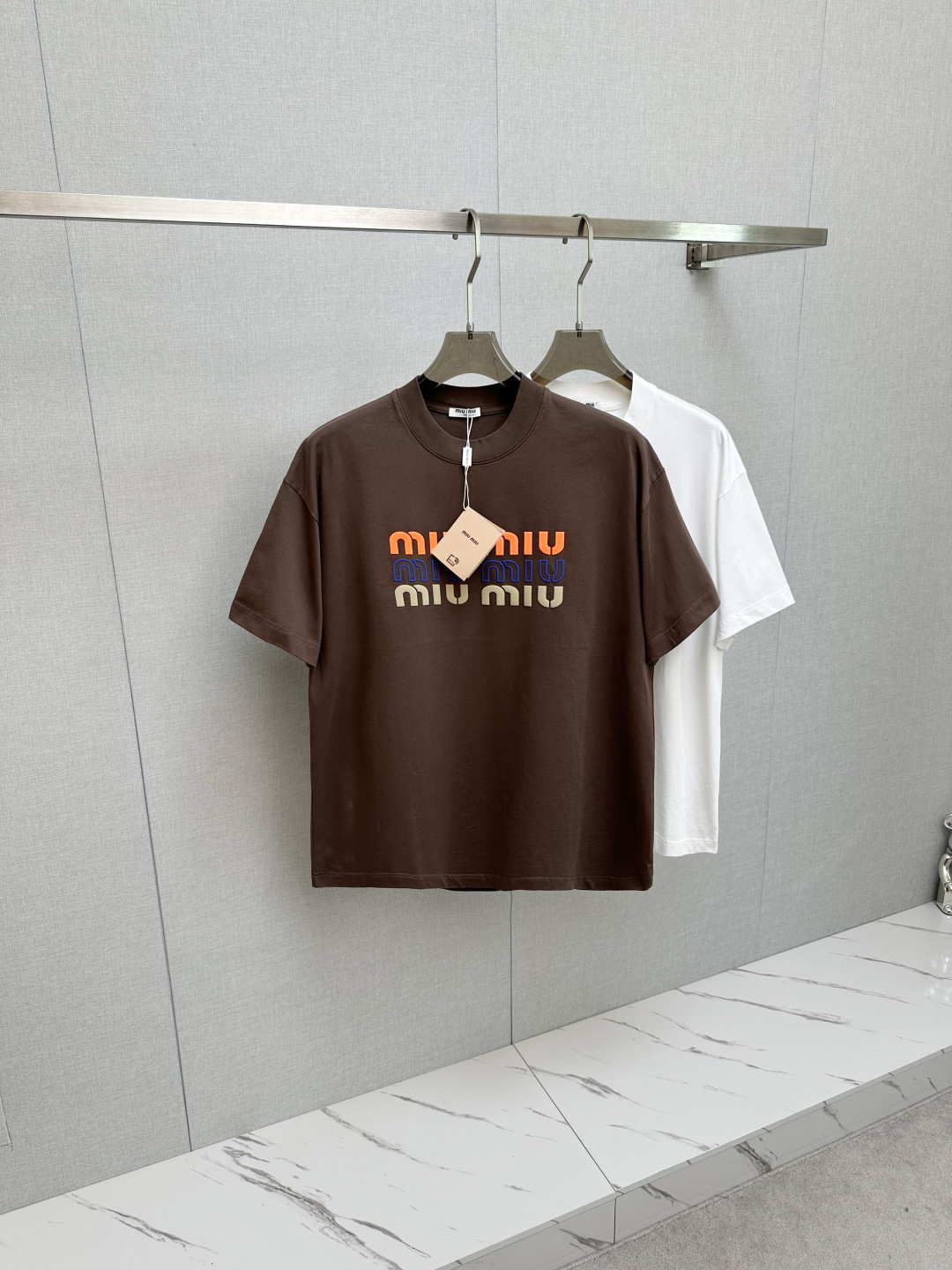 NO:513518,MIUMIU 2025 spring and summer new round neck short-sleeved logo original fabric, official same style, short-sleeved T-shirt, customized fabric, very comfortable to touch, the latest brick cabinet in spring and summer, fashionable and personalized, super versatile and beautiful, very suitable for both men and women, essential models for human hands S-2XL,,miumiu,T-shirt,tees,t-shirt,alexander wang19860909MIUMIU 2025春夏新款圆领短袖大Logo原版面料 官方同款 短袖T恤 定制面料 手感非常舒服  春夏最新砖柜同步 时尚又个性 超级百搭好看 男女都非常合适 人手必备款 S—2XL,,miumiu,T-shirt,tees，t-shirt,alexander wang,Men's clothing