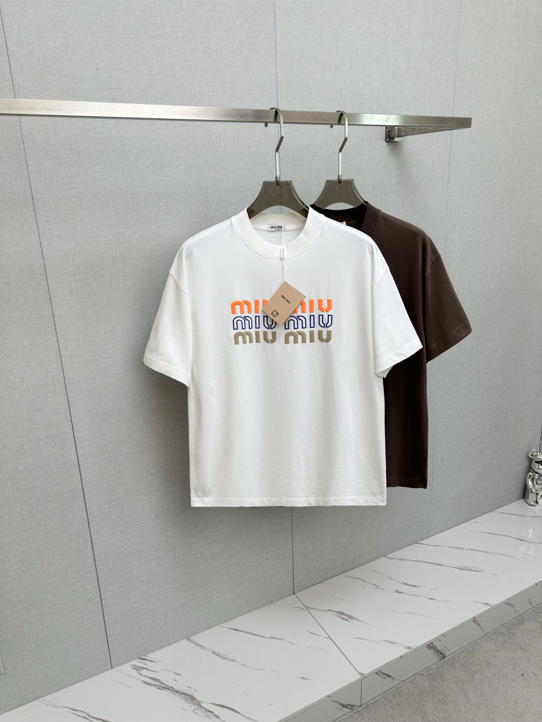 NO:539422,MIUMIU 2025 spring and summer new round neck short-sleeved logo original fabric, official same style, short-sleeved T-shirt, customized fabric, very comfortable to touch, the latest brick cabinet in spring and summer, fashionable and personalized, super versatile and beautiful, very suitable for both men and women, essential models for human hands S-2XL,,miumiu,T-shirt,tees,t-shirt,alexander wang19860909MIUMIU 2025春夏新款圆领短袖大Logo原版面料 官方同款 短袖T恤 定制面料 手感非常舒服  春夏最新砖柜同步 时尚又个性 超级百搭好看 男女都非常合适 人手必备款 S—2XL,,miumiu,T-shirt,tees，t-shirt,alexander wang,Men's clothing