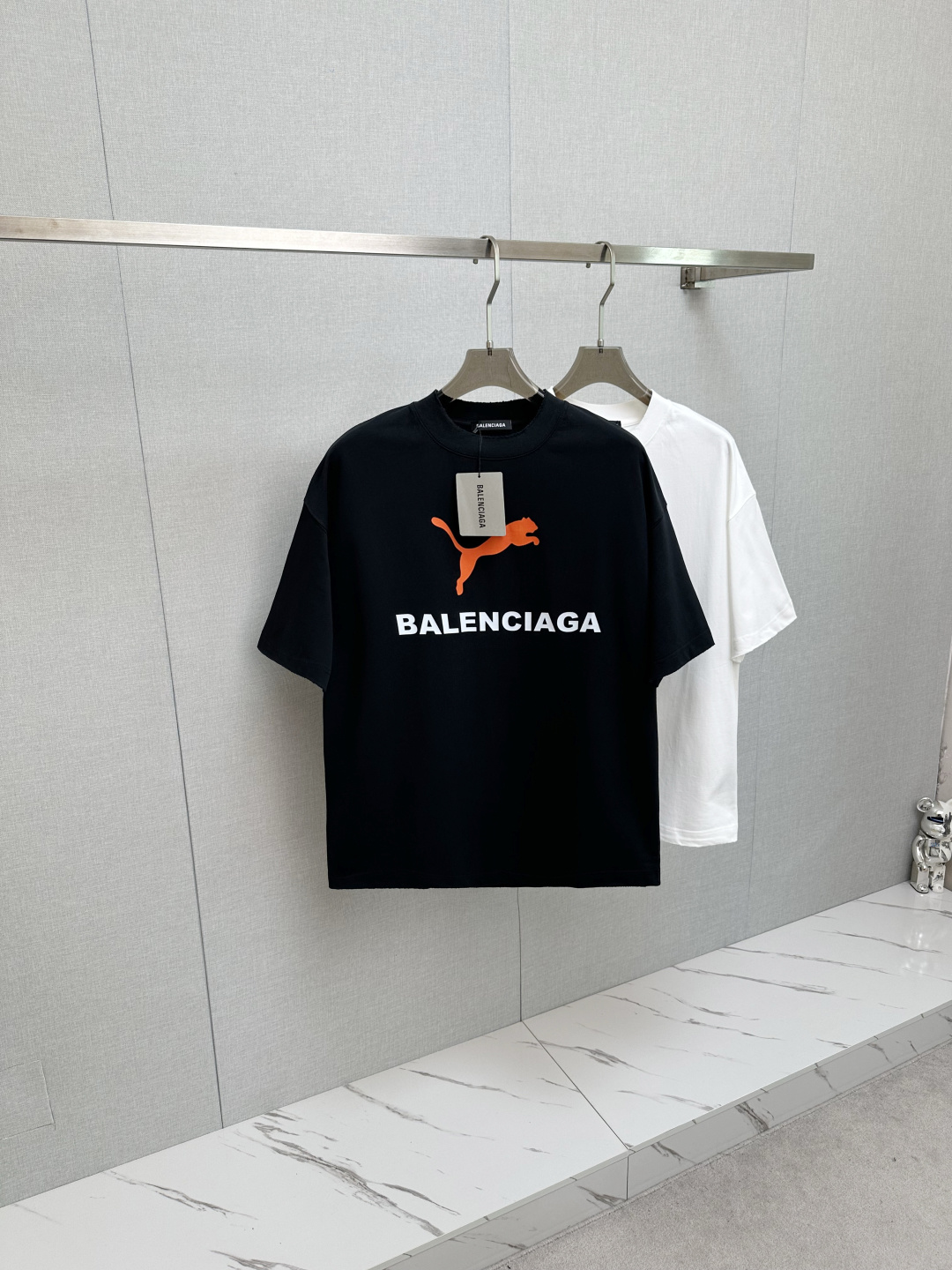 NO:513515,BALE 2025 spring and summer new round neck short-sleeved logo original fabric, official same style, short-sleeved T-shirt, customized fabric, very comfortable to touch, the latest brick cabinet in spring and summer, fashionable and personalized, super versatile and beautiful, very suitable for both men and women, essential models for human hands S-2XL,,balenciaga,T-shirt,tees,t-shirt,alexander wang19860909BALE 2025春夏新款圆领短袖大Logo原版面料 官方同款 短袖T恤 定制面料 手感非常舒服  春夏最新砖柜同步 时尚又个性 超级百搭好看 男女都非常合适 人手必备款 S—2XL,,balenciaga,T-shirt,tees，t-shirt,alexander wang,Men's clothing