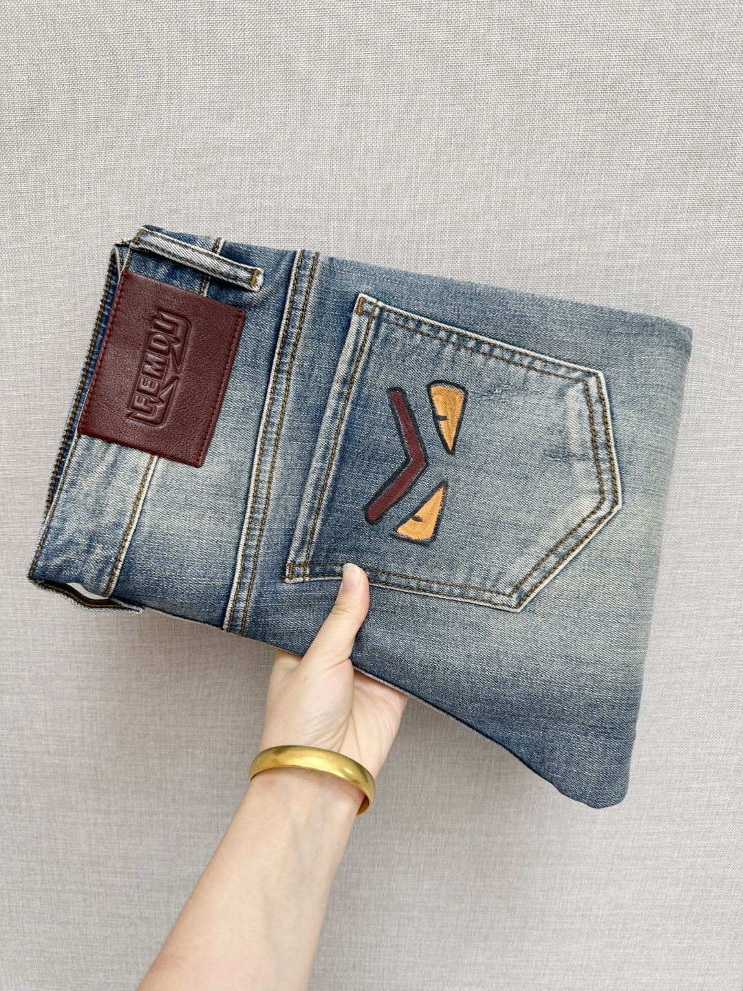 NO:514638,The official website counter is available at the same time. The original single product is a super stylish jeans, customized original washing denim fabric, unique design, top-grade printing craft letter pattern logo, original hardware and auxiliary decoration, extremely superior jeans, the materials and craftsmanship are extremely luxurious and exquisite, the grade is extremely high, the upper body is handsome and stylish, recommended, digits 28-38, jeans, alexander wang19860909官网专柜同步有售,原单狠货,超级有范儿的一款牛仔裤,定制原版水洗牛仔面料,独特设计,顶级印花工艺字母图案logo,原版五金辅料装饰,极为翘楚的一款牛仔裤,用料与工艺都极致奢华精湛,档次极高,上身帅气有型,推荐,码数28—38,,jeans,alexander wang,Men's clothing