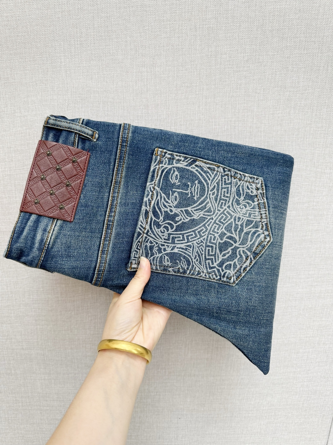 NO:537443,The official website counter is available at the same time. The original single product is a super stylish jeans, customized original washing denim fabric, unique design, top-grade printing craft letter pattern logo, original hardware and auxiliary decoration, extremely superior jeans, the materials and craftsmanship are extremely luxurious and exquisite, the grade is extremely high, the upper body is handsome and stylish, recommended, digits 28-38, jeans, alexander wang19860909官网专柜同步有售,原单狠货,超级有范儿的一款牛仔裤,定制原版水洗牛仔面料,独特设计,顶级印花工艺字母图案logo,原版五金辅料装饰,极为翘楚的一款牛仔裤,用料与工艺都极致奢华精湛,档次极高,上身帅气有型,推荐,码数28—38,,jeans,alexander wang,Men's clothing