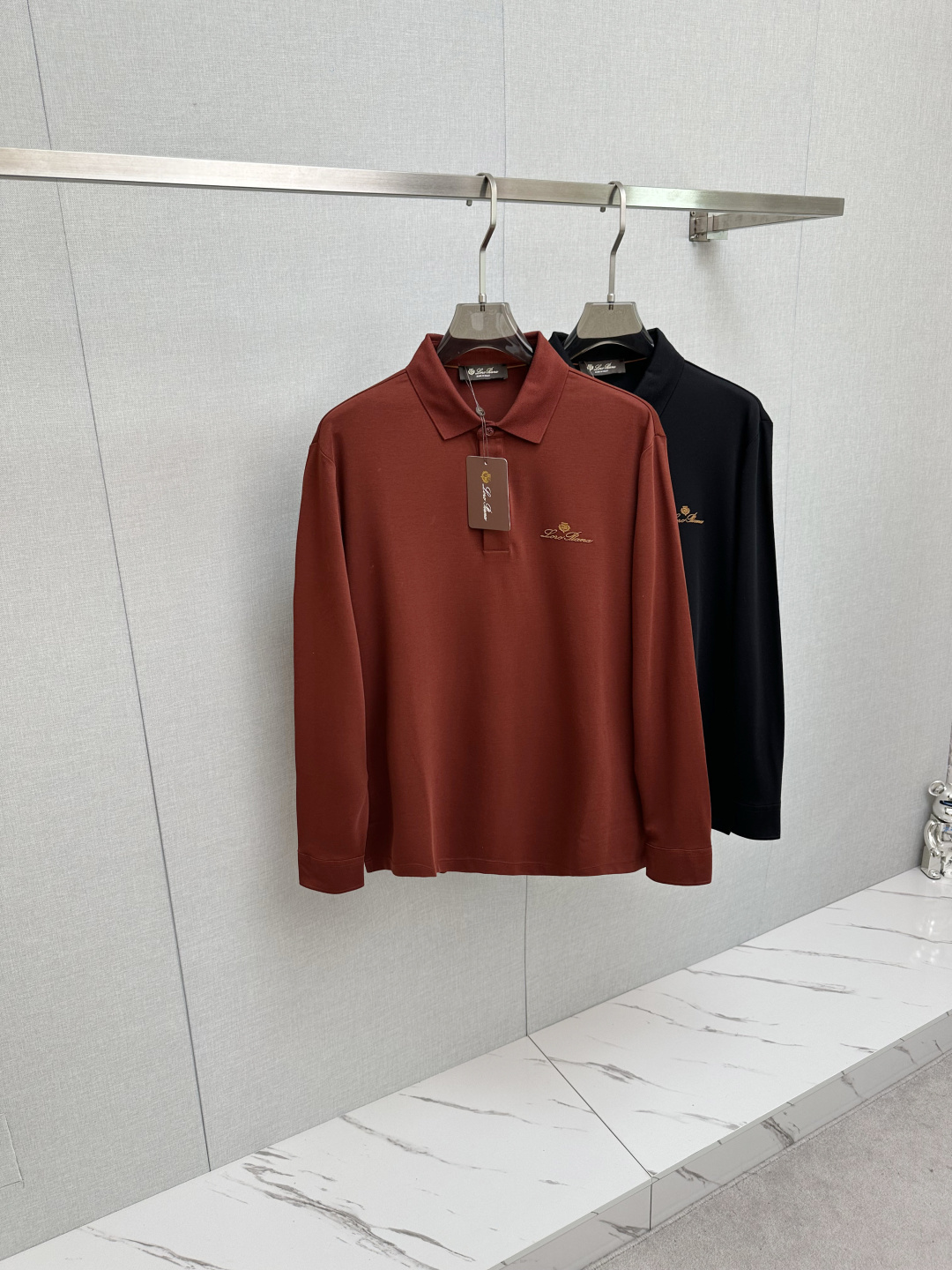 NO:523499,2025ss autumn new product, long sleeves of lapels, classic logo design, versatile models, released simultaneously on the official website. Customized fabrics are soft and delicate, with a high skin-friendly feel, perfectly interpreting the brand's fashion trend!  Men’s wardrobe are indispensable, and they are low-key designs and must-haves. Dears, please buy them quickly!  Code number M—3XL, alexander wang198609092025ss秋季新品 翻领长袖 经典Logo设计,百搭款 官网同步发售 定制面料,柔软细腻,亲肤感极高,完美诠释出品牌的时尚潮流！男人的衣柜都少不了基础 是低调的设计 必备款,亲们赶紧入手！码数M—3XL,,alexander wang,Men's clothing