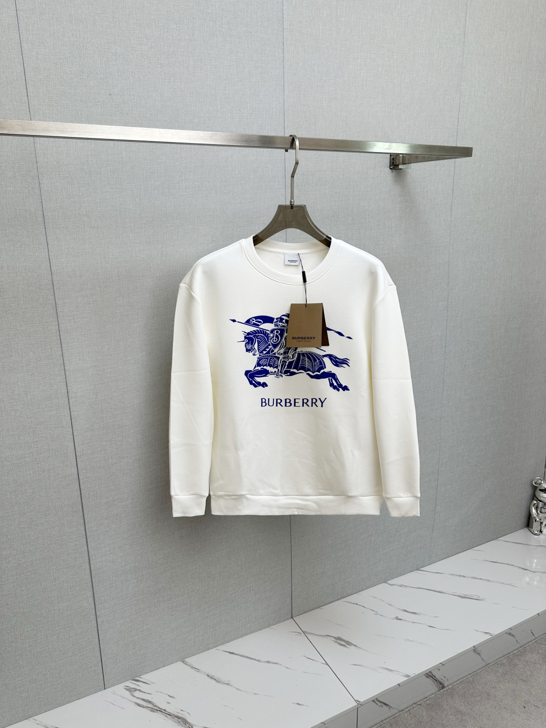 NO:514650,BURB 2025ss autumn new product, long-sleeved sweatshirt, classic logo design, versatile style, released simultaneously on the official website. Customized fabrics are soft and delicate, with a very high skin-friendly feel, perfectly interpreting the brand's fashion trend!  Men’s wardrobe are indispensable, and they are low-key designs and must-haves. Dears, please buy them quickly!  Code number M-3XL, burberry, hoodie, sweatshirts, alexander wang19860909BURB 2025ss秋季新品 长袖卫衣,经典Logo设计,百搭款 官网同步发售 定制面料,柔软细腻,亲肤感极高,完美诠释出品牌的时尚潮流！男人的衣柜都少不了基础 是低调的设计 必备款,亲们赶紧入手！码数M—3XL,,burberry,hoodie,sweatshirts,alexander wang,Men's clothing