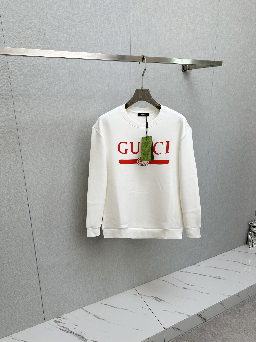 NO:514647,GUCCI 2025ss autumn new product, long-sleeved sweatshirt, classic logo design, versatile style, released simultaneously on the official website. Customized fabrics are soft and delicate, with a very high skin-friendly feel, perfectly interpreting the brand's fashion trend!  Men’s wardrobe are indispensable, and they are low-key designs and must-haves. Dears, please buy them quickly!  Code number M-3XL, gucci, hoodie, sweatshirts, alexander wang19860909GUCCI 2025ss秋季新品 长袖卫衣,经典Logo设计,百搭款 官网同步发售 定制面料,柔软细腻,亲肤感极高,完美诠释出品牌的时尚潮流！男人的衣柜都少不了基础 是低调的设计 必备款,亲们赶紧入手！码数M—3XL,,gucci,hoodie,sweatshirts,alexander wang,Men's clothing
