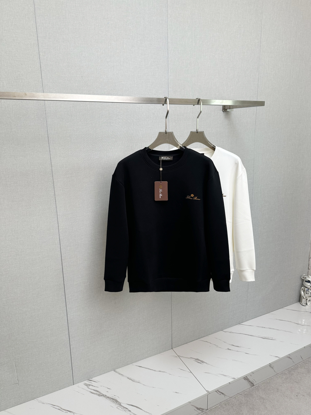 NO:514644,2025ss autumn new products, long-sleeved sweatshirt, classic logo design, versatile models, released simultaneously on the official website. Customized fabrics are soft and delicate, with a very high skin-friendly feel, perfectly interpreting the brand's fashion trend!  Men’s wardrobe are indispensable, and they are low-key designs and must-haves. Dears, please buy them quickly!  Code number M—3XL, hoodie, sweatshirts, alexander wang198609092025ss秋季新品 长袖卫衣,经典Logo设计,百搭款 官网同步发售 定制面料,柔软细腻,亲肤感极高,完美诠释出品牌的时尚潮流！男人的衣柜都少不了基础 是低调的设计 必备款,亲们赶紧入手！码数M—3XL,,hoodie,sweatshirts,alexander wang,Men's clothing