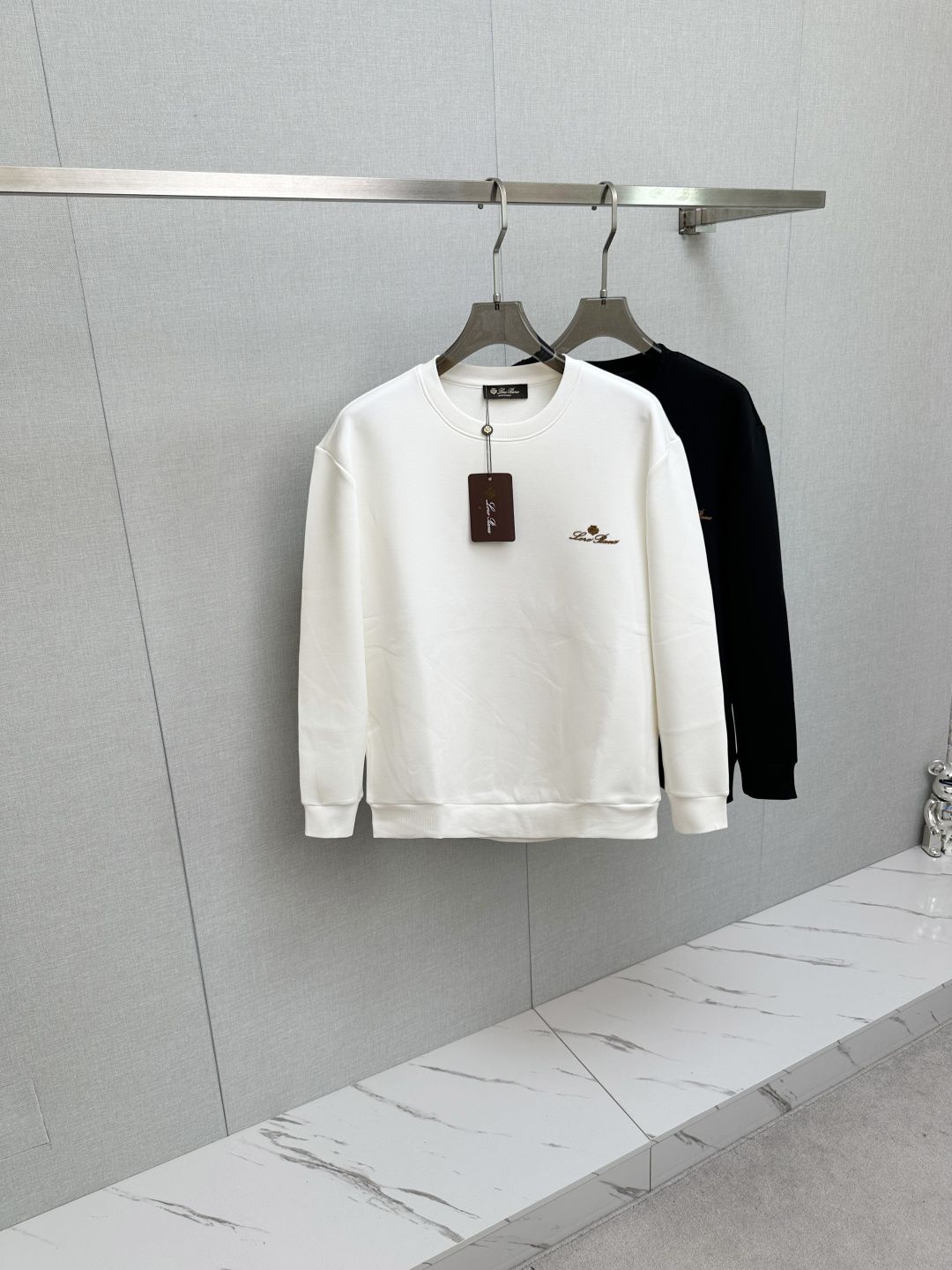 NO:537437,New ss autumn products, long-sleeved sweatshirts, classic logo design, versatile models, released simultaneously on the official website. Customized fabrics are soft and delicate, with a high skin-friendly feel, perfectly interpreting the brand's fashion trend!  Men’s wardrobe are indispensable, and they are low-key designs and must-haves. Dears, please buy them quickly!  Code number M—3XL, hoodie, sweatshirts, alexander wang19860909ss秋季新品 长袖卫衣,经典Logo设计,百搭款 官网同步发售 定制面料,柔软细腻,亲肤感极高,完美诠释出品牌的时尚潮流！男人的衣柜都少不了基础 是低调的设计 必备款,亲们赶紧入手！码数M—3XL,,hoodie,sweatshirts,alexander wang,Men's clothing