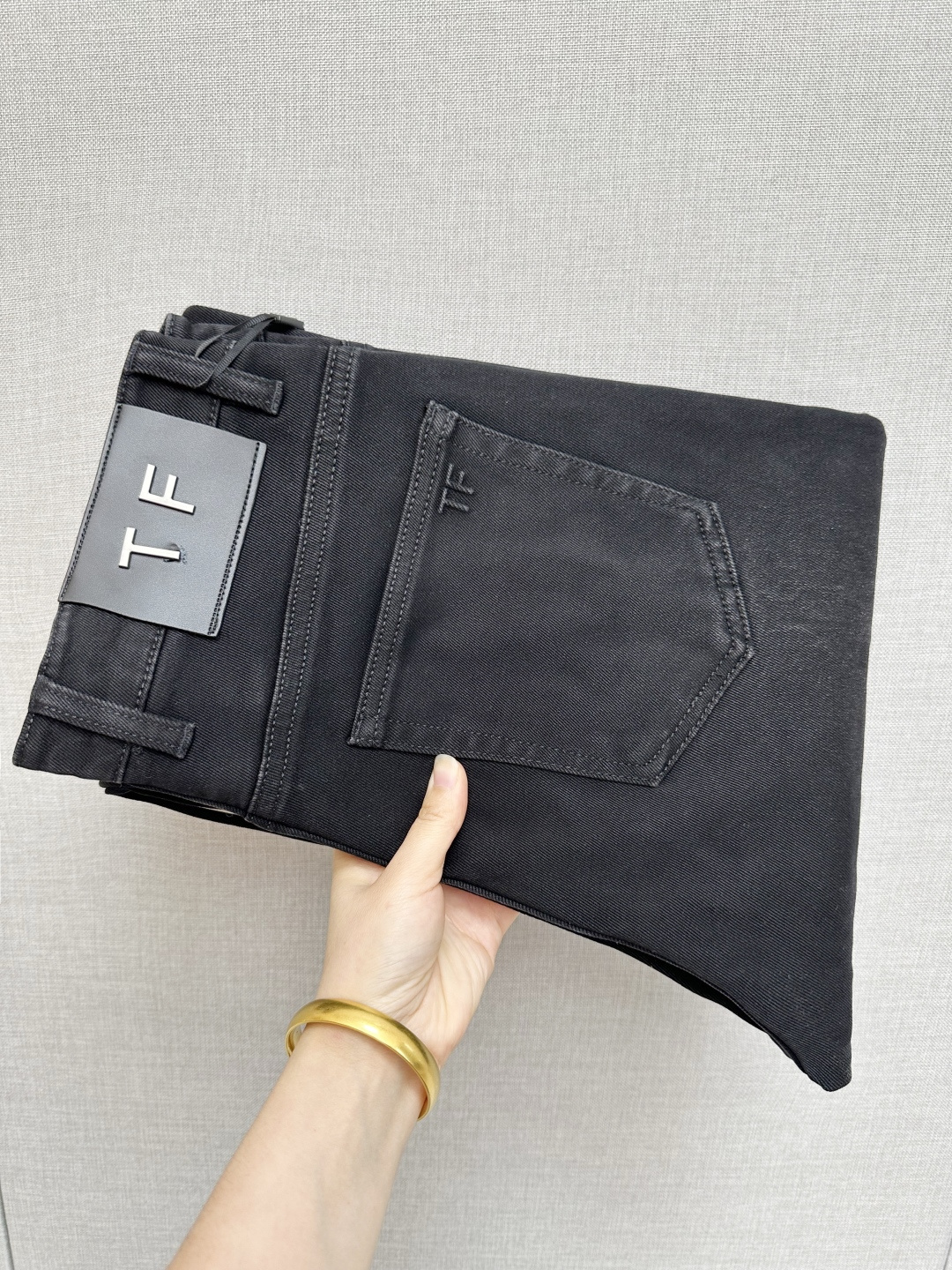 NO:528808,TF official website counter is available simultaneously, original singles, super stylish jeans, customized original washing denim fabric, unique design, top-grade printing craft letter pattern logo, original hardware and auxiliary decoration, extremely superior jeans, the materials and craftsmanship are extremely luxurious and exquisite, extremely high-end, handsome and stylish, recommended, digits 29-40,,tom ford, jeans, alexander wang19860909TF 官网专柜同步有售,原单狠货,超级有范儿的一款牛仔裤,定制原版水洗牛仔面料,独特设计,顶级印花工艺字母图案logo,原版五金辅料装饰,极为翘楚的一款牛仔裤,用料与工艺都极致奢华精湛,档次极高,上身帅气有型,推荐,码数29—40,,tom ford,jeans,alexander wang,Men's clothing