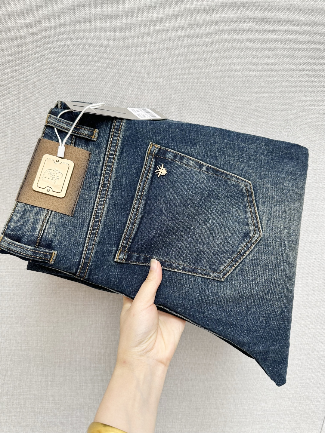 NO:528807,DIOR official website counter is available simultaneously, original singles, super stylish jeans, customized original washing denim fabric, unique design, top-grade printing craft letter pattern logo, original hardware and auxiliary decoration, extremely superior jeans, the materials and craftsmanship are extremely luxurious and exquisite, extremely high-end, handsome and stylish, recommended, digits 29-40,,dior,jeans,alexander wang19860909DIOR 官网专柜同步有售,原单狠货,超级有范儿的一款牛仔裤,定制原版水洗牛仔面料,独特设计,顶级印花工艺字母图案logo,原版五金辅料装饰,极为翘楚的一款牛仔裤,用料与工艺都极致奢华精湛,档次极高,上身帅气有型,推荐,码数29—40,,dior,jeans,alexander wang,Men's clothing