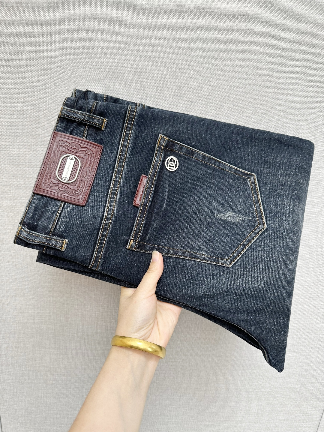 NO:528805,DG official website counter is available at the same time, original singles are ruthless, super stylish jeans, customized original washing denim fabric, unique design, top-grade printing craft letter pattern logo, original hardware and auxiliary decoration, extremely superior jeans, the materials and craftsmanship are extremely luxurious and exquisite, extremely high-end, handsome and stylish, recommended, digits 29-40, jeans, alexander wang19860909DG 官网专柜同步有售,原单狠货,超级有范儿的一款牛仔裤,定制原版水洗牛仔面料,独特设计,顶级印花工艺字母图案logo,原版五金辅料装饰,极为翘楚的一款牛仔裤,用料与工艺都极致奢华精湛,档次极高,上身帅气有型,推荐,码数29—40,,jeans,alexander wang,Men's clothing